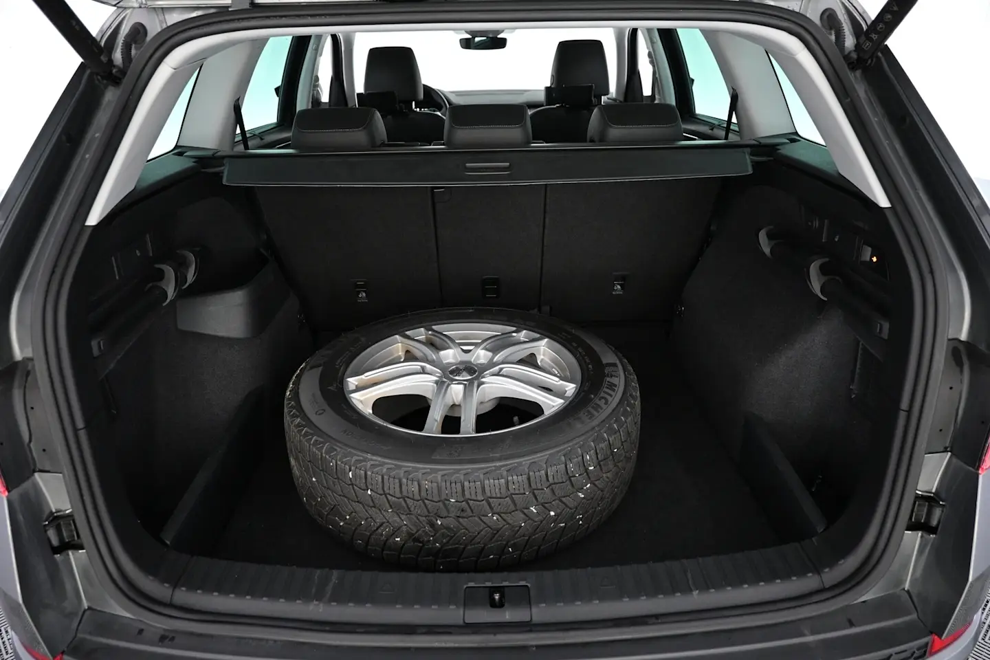 Car Image - 3LAWRwdhqbfCFBoOXEwq5b