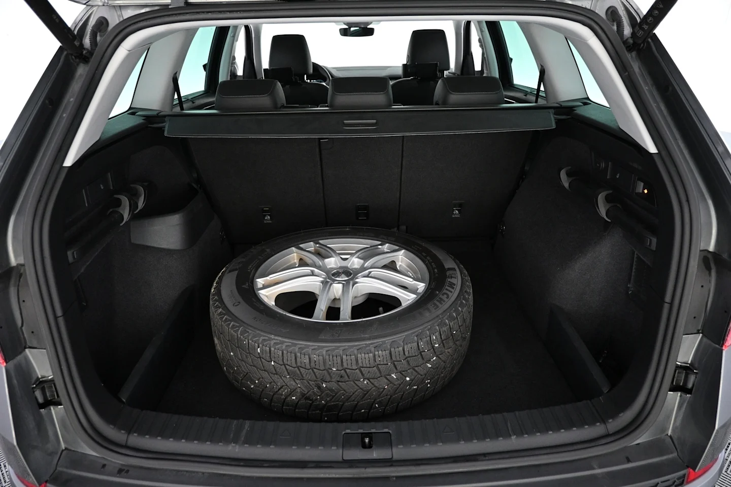 Car Image - 3LAWRwdhqbfCFBoOXEwq5b