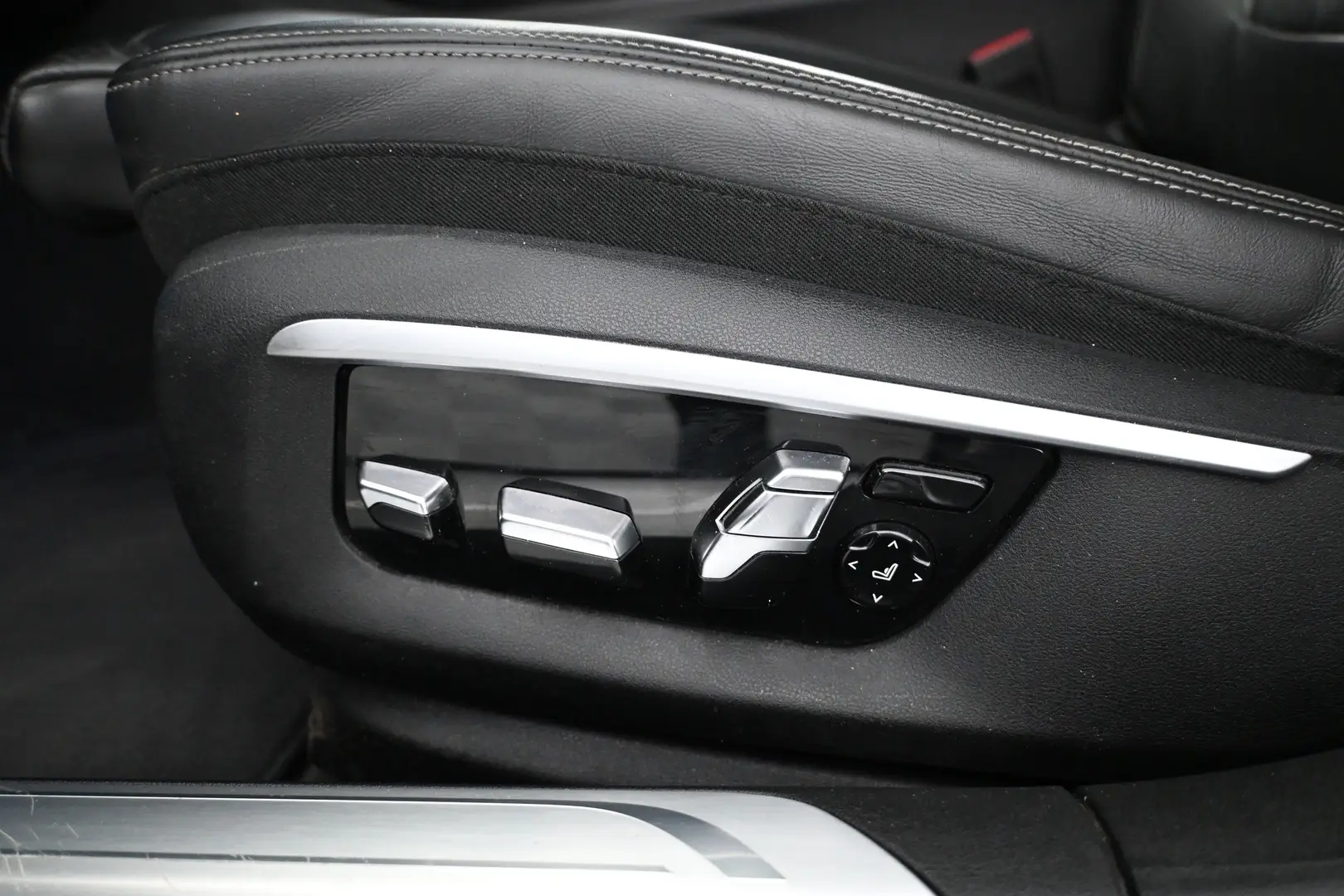 Car Image - 17zDJo2XWR9EPOyQoMeLqJ