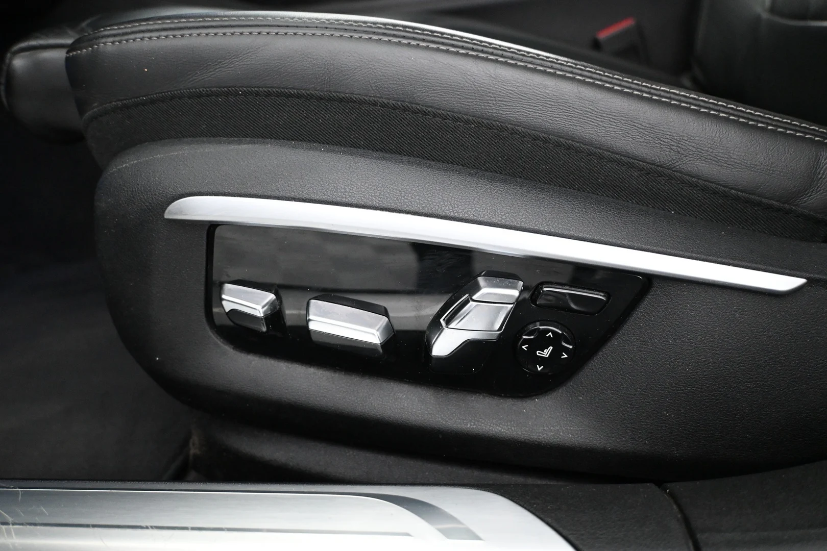 Car Image - 17zDJo2XWR9EPOyQoMeLqJ