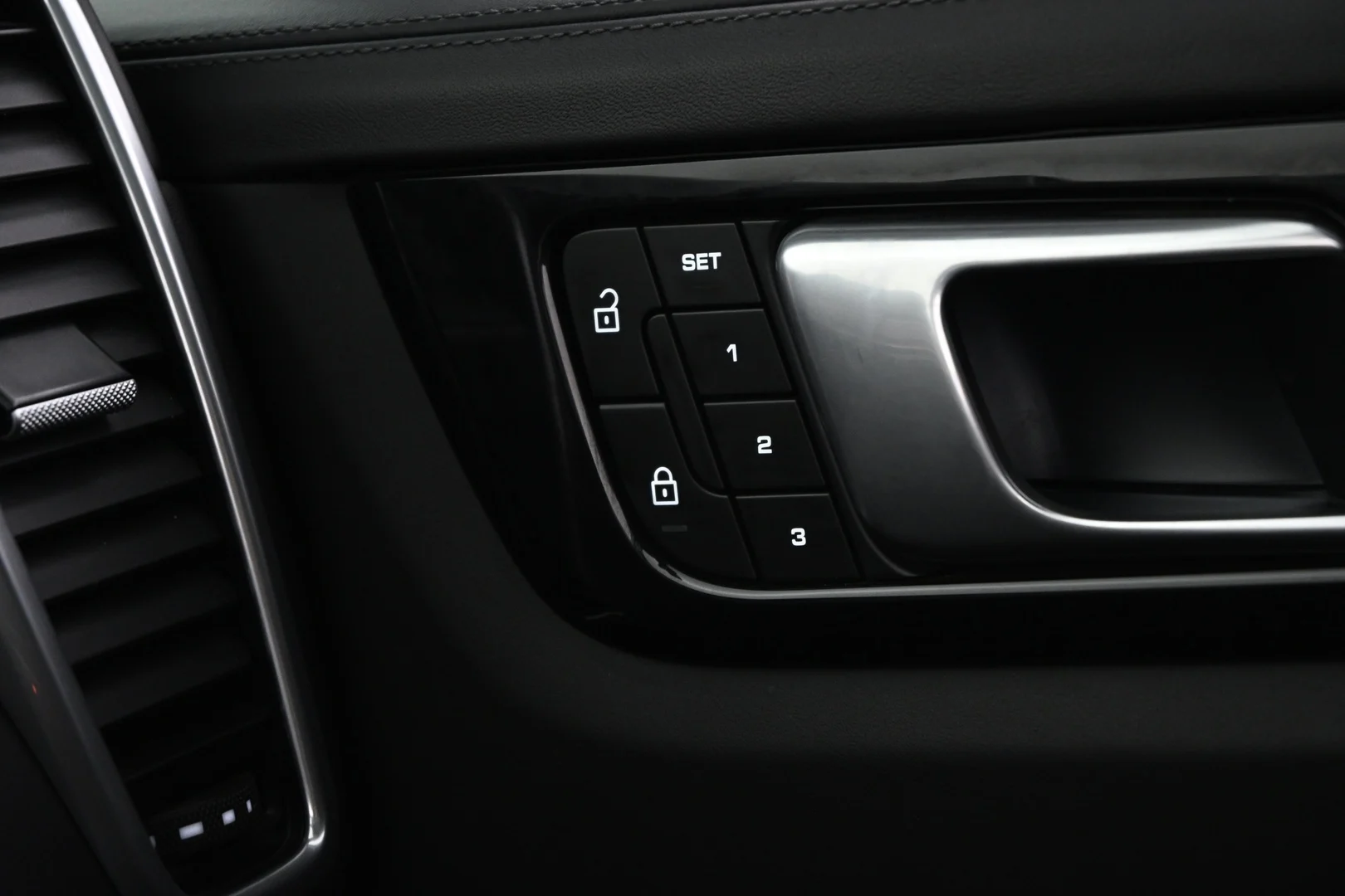 Car Image - 5XDnvxd3eQifdBf1oQurcx