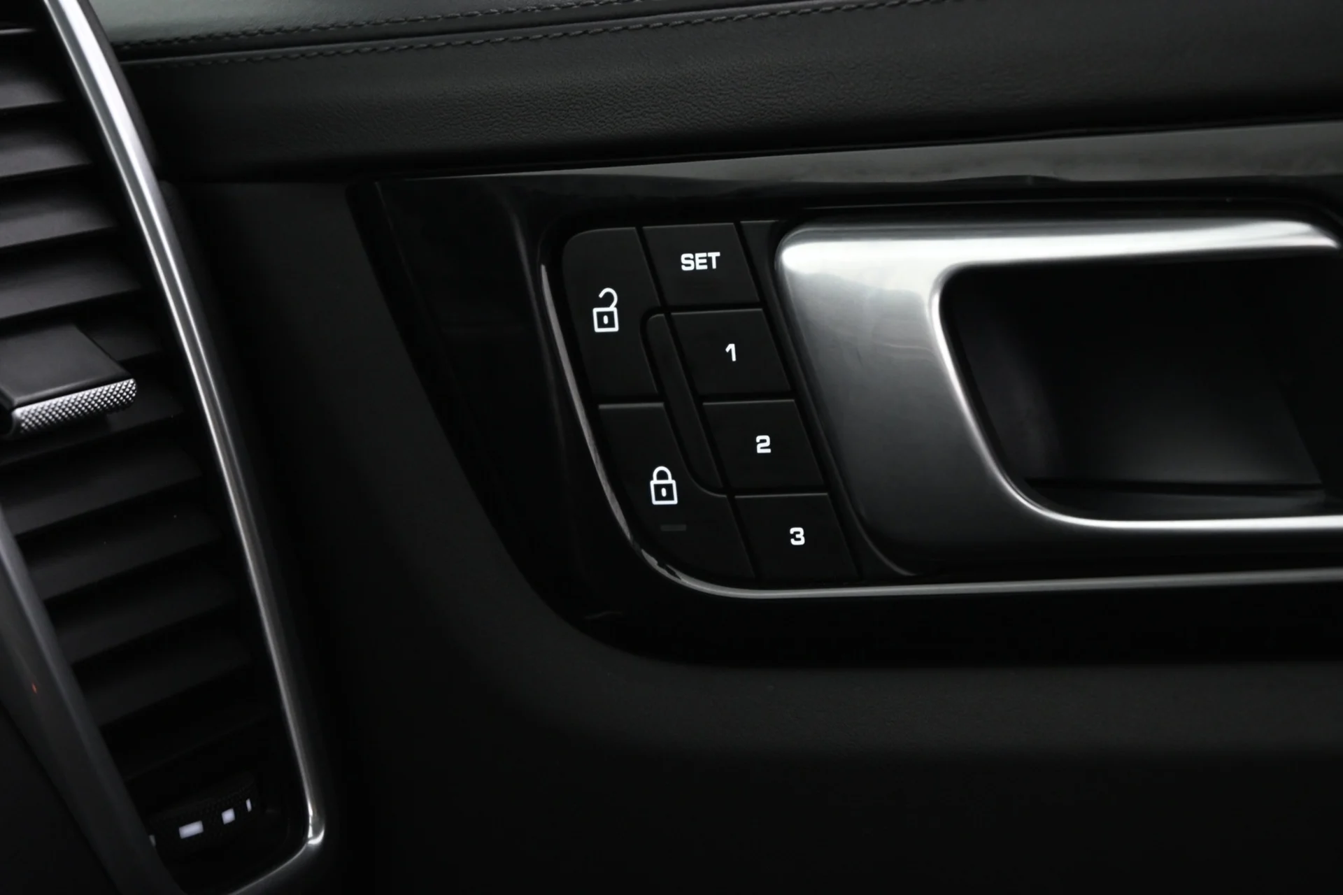 Car Image - 5XDnvxd3eQifdBf1oQurcx
