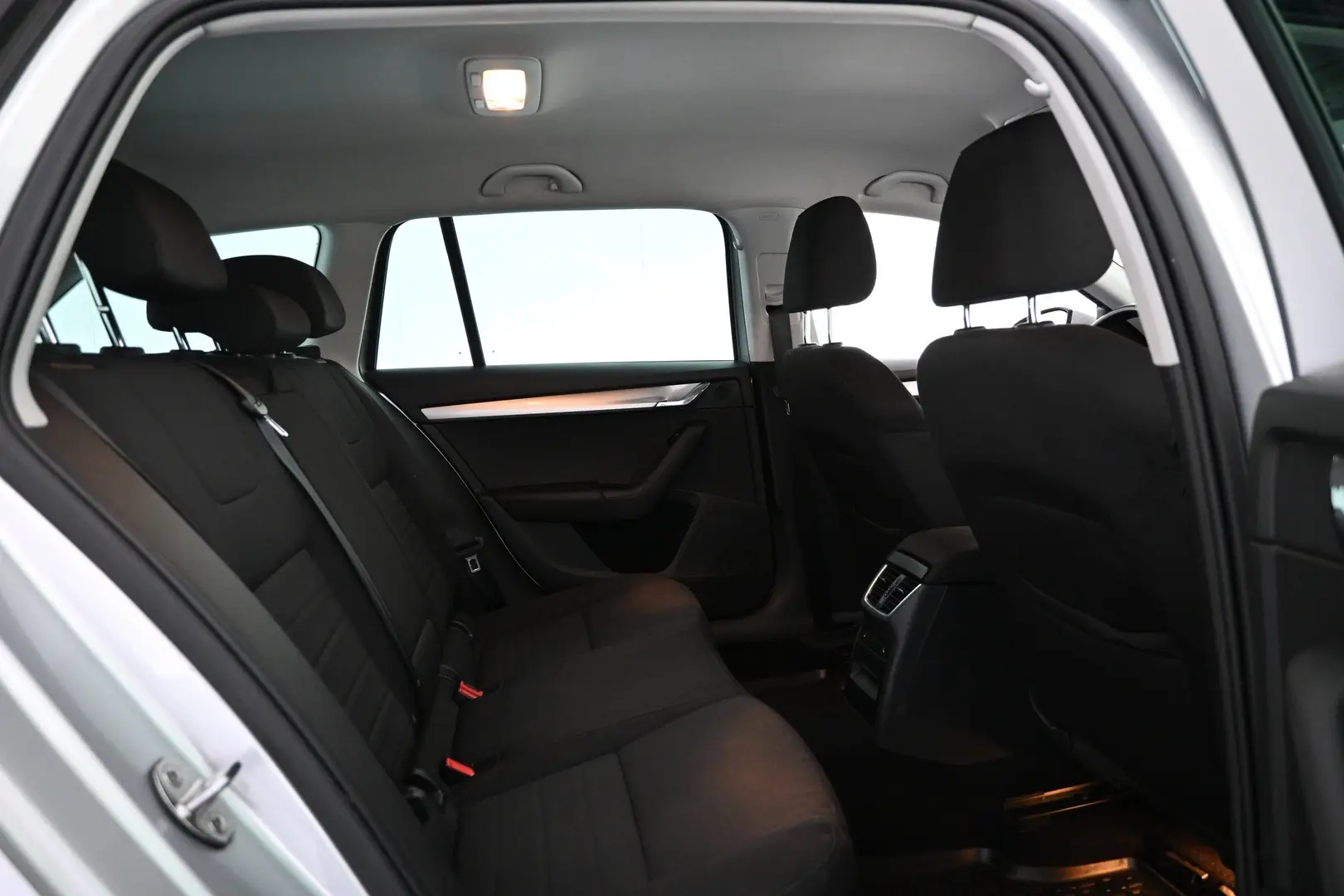 Car Image - 60JczBX9tAaHXWvP8947G3