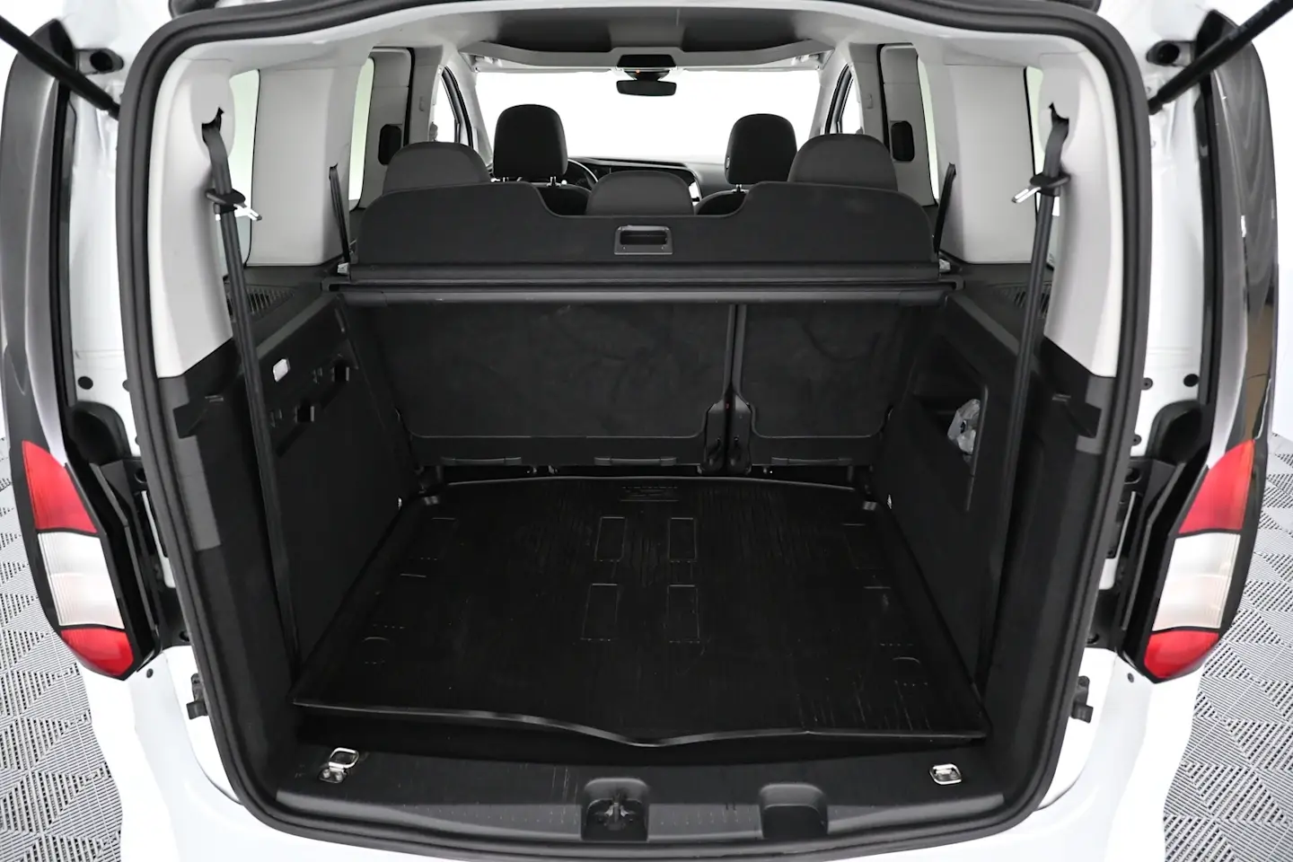 Car Image - 3lIQZxfwRv0O64SxRfnlgn