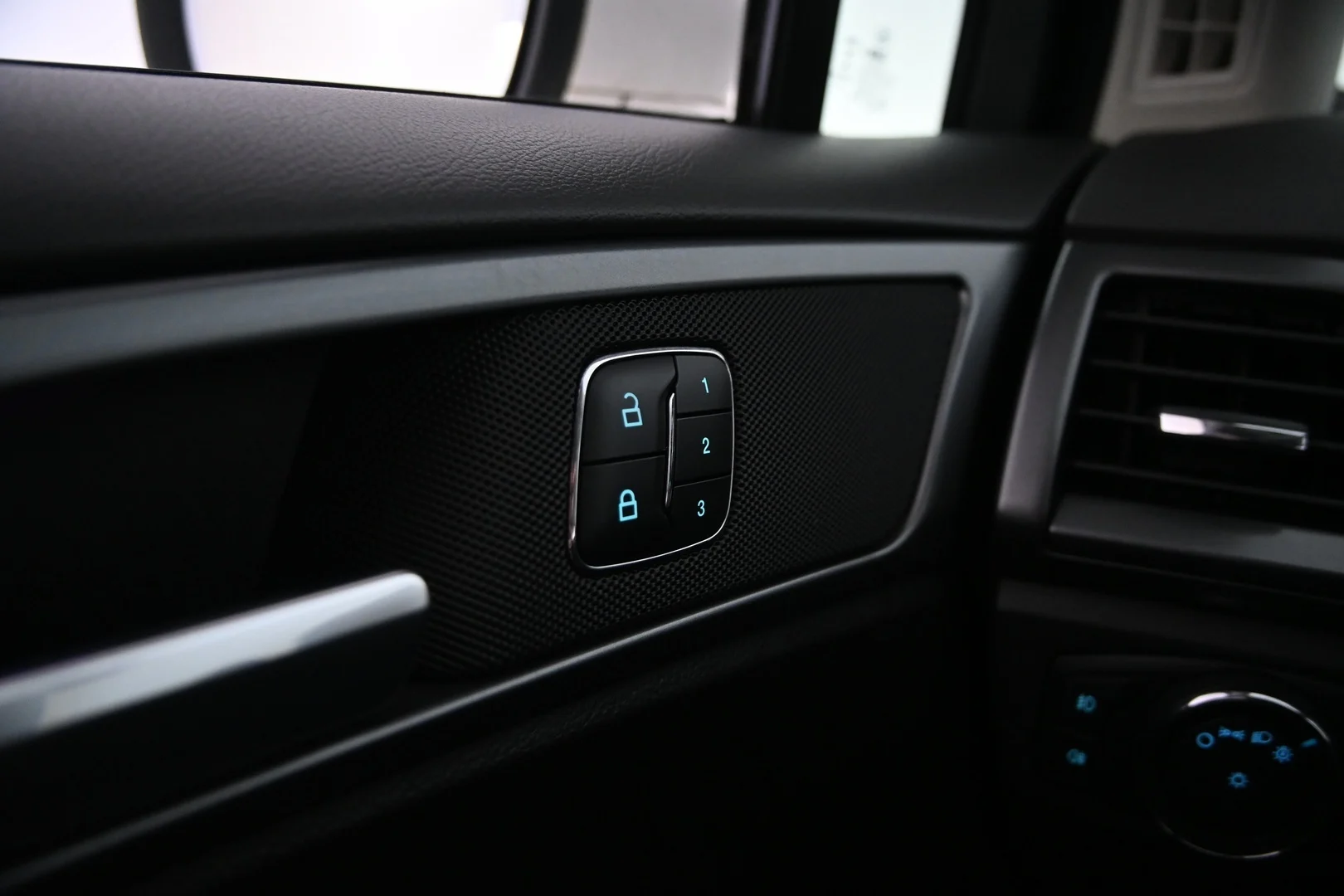 Car Image - 2alIRdt3M7TXHgfp0fVJek