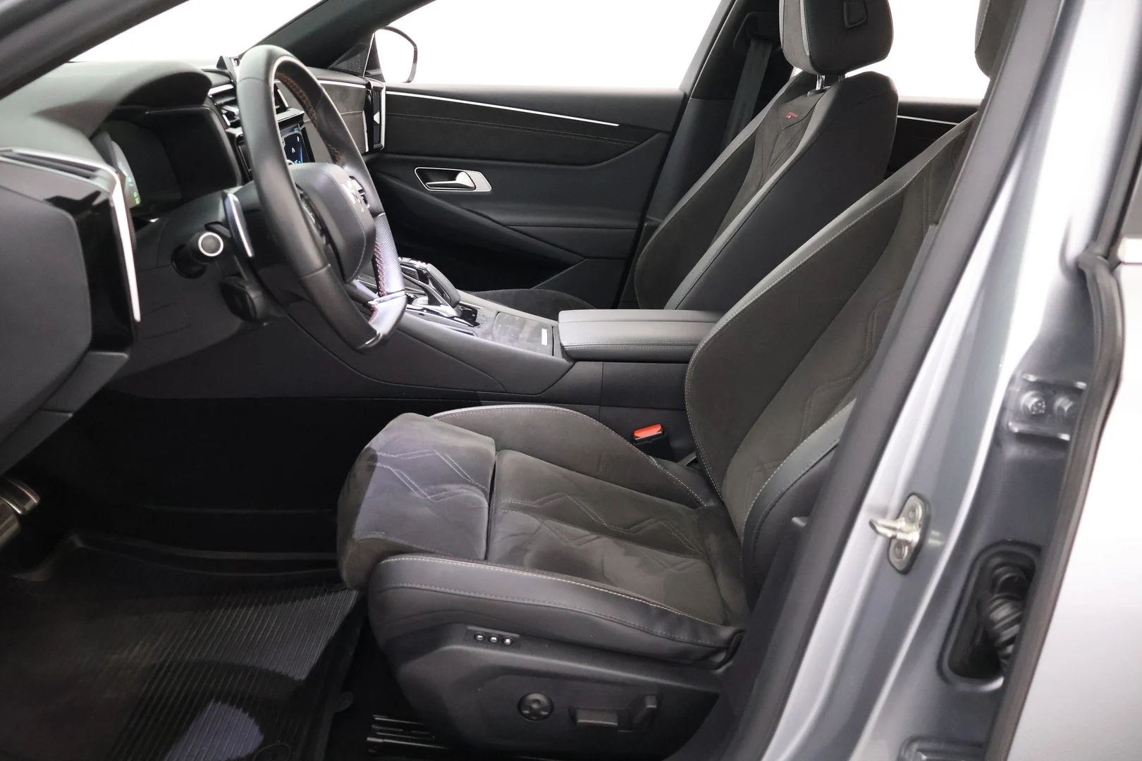 Car Image - zeiBkvwP8GbVz9XV9gsU1