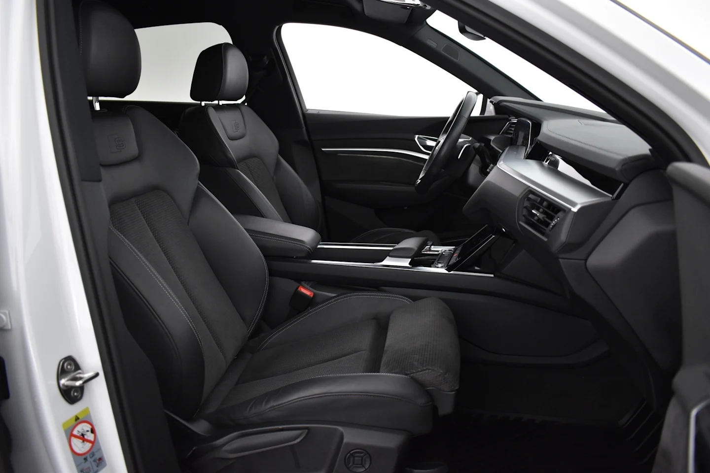 Car Image - e4fNXlC7rOXjMswDuLBOS