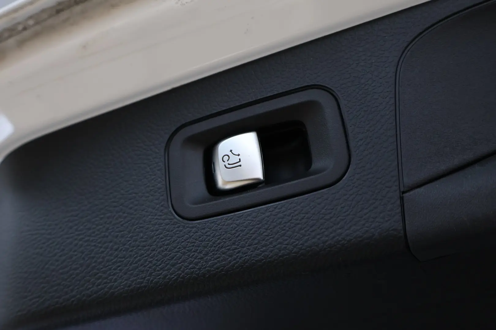 Car Image - 3axhwYe8TiX8fF233JpPJK