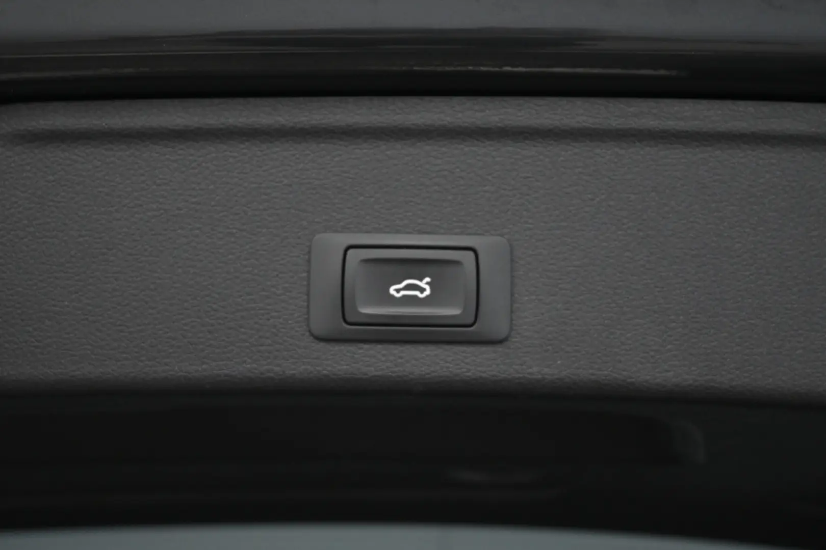 Car Image - 6u8tszWH7CVRVhg9nFHfzb