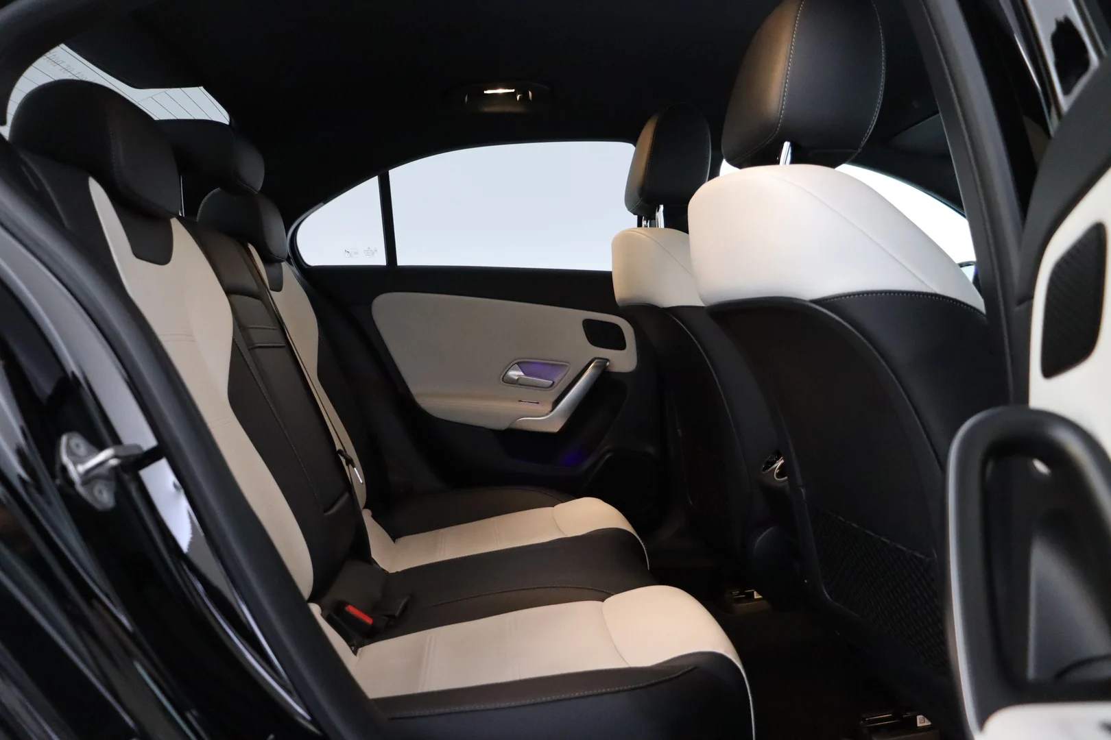 Car Image - 2w3aaUUpwwbrUfxaOp8Ati