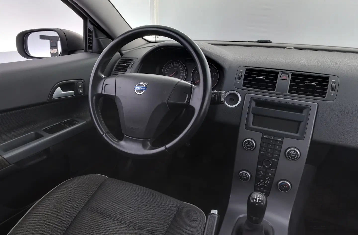 Car Image - cjaL5d8EdaRo0SfDm6rrr