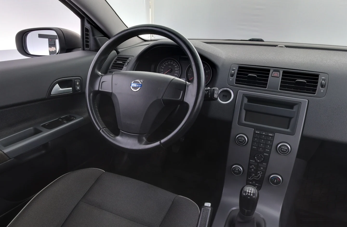 Car Image - cjaL5d8EdaRo0SfDm6rrr