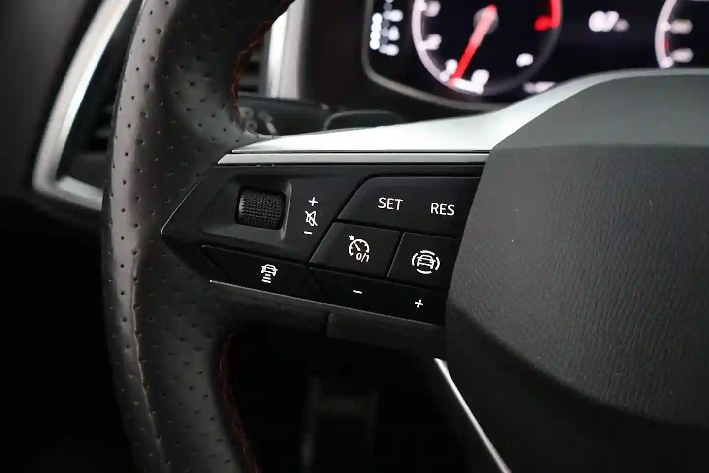 Car Image - 2IDL9CaAIrZQ7dg9oBM20G