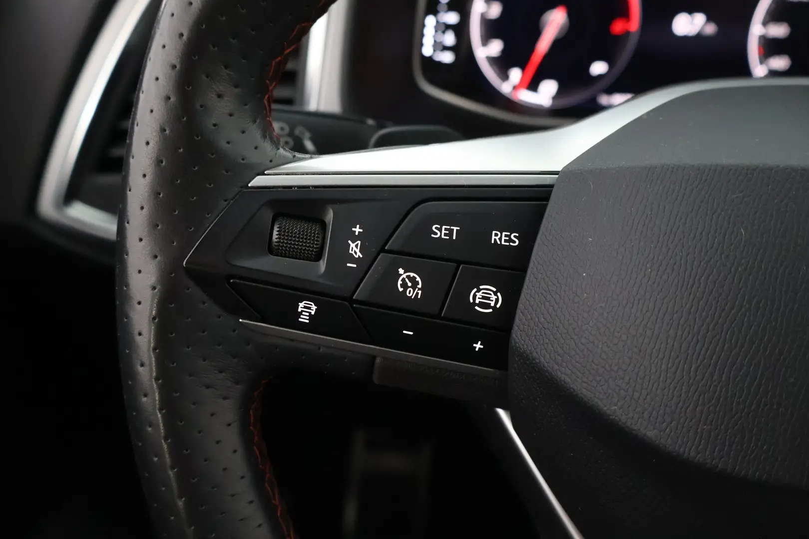Car Image - 2IDL9CaAIrZQ7dg9oBM20G