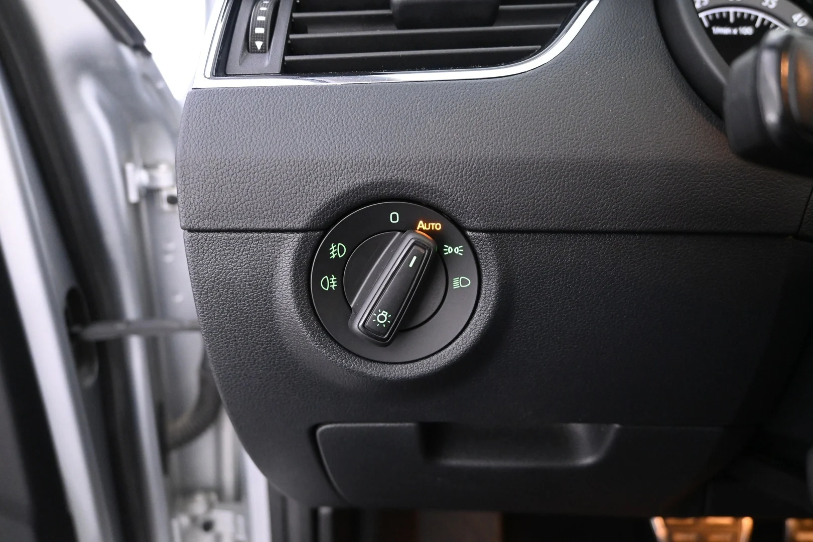 Car Image - 2EAXY62BmJhih89aCnbWM8
