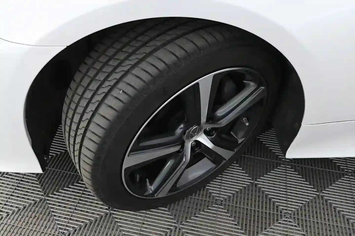 Car Image - 6kVA6FvrVDqAYJcdq6CEG1