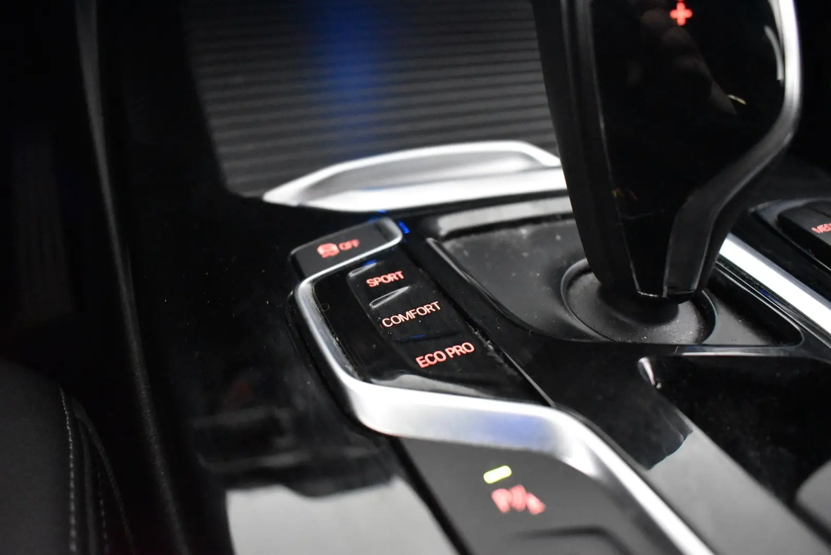 Car Image - 4j7Z54j4EcMk0l6JY7LTFq