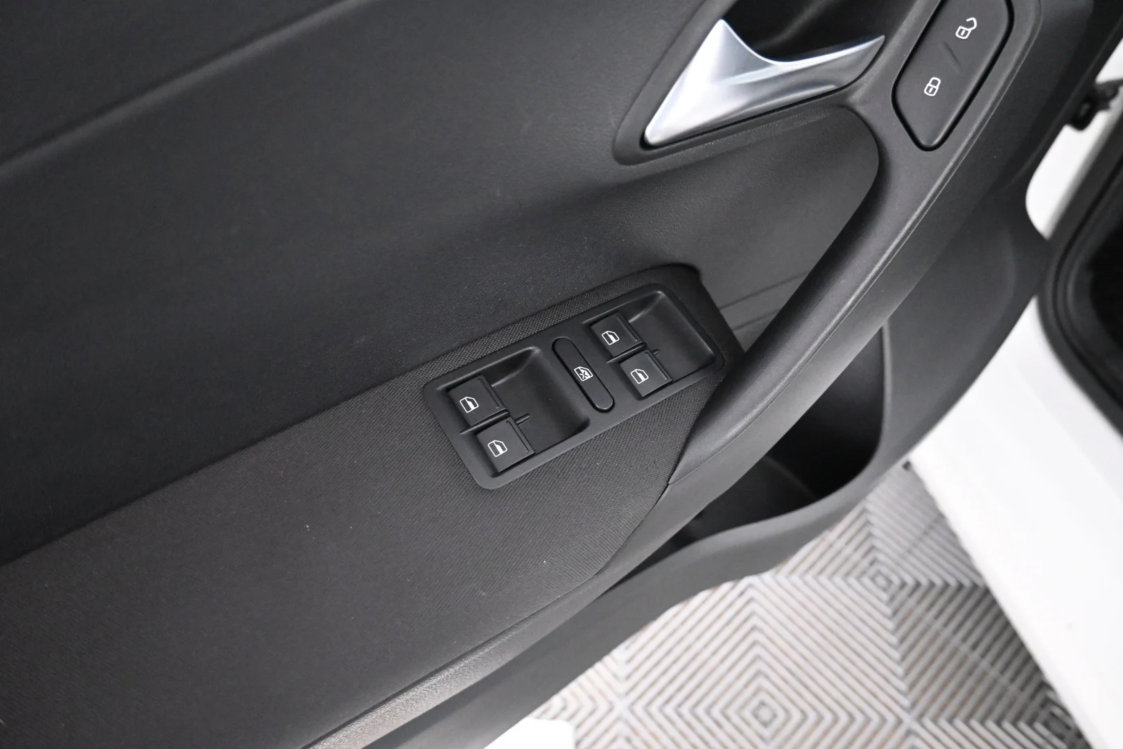 Car Image - 6DQIobg6h1TOzk7xocfFdj