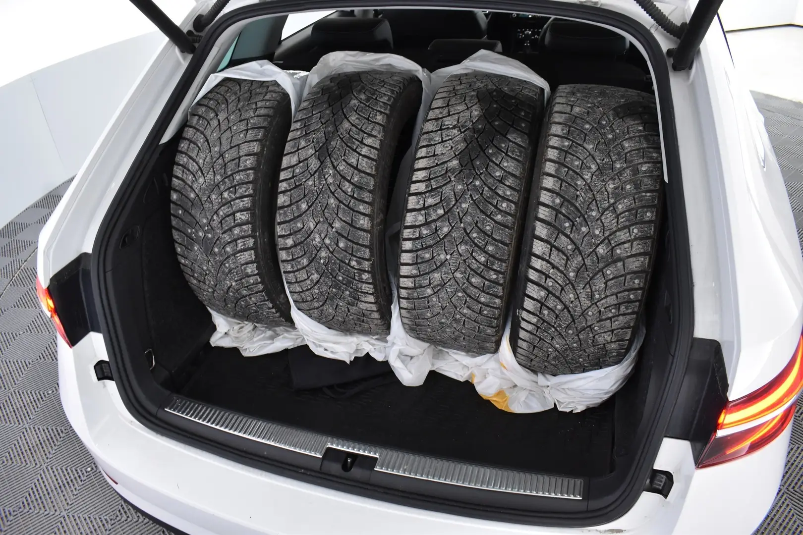 Car Image - 1ppMhnNLcfkB6NYqHdQyeJ