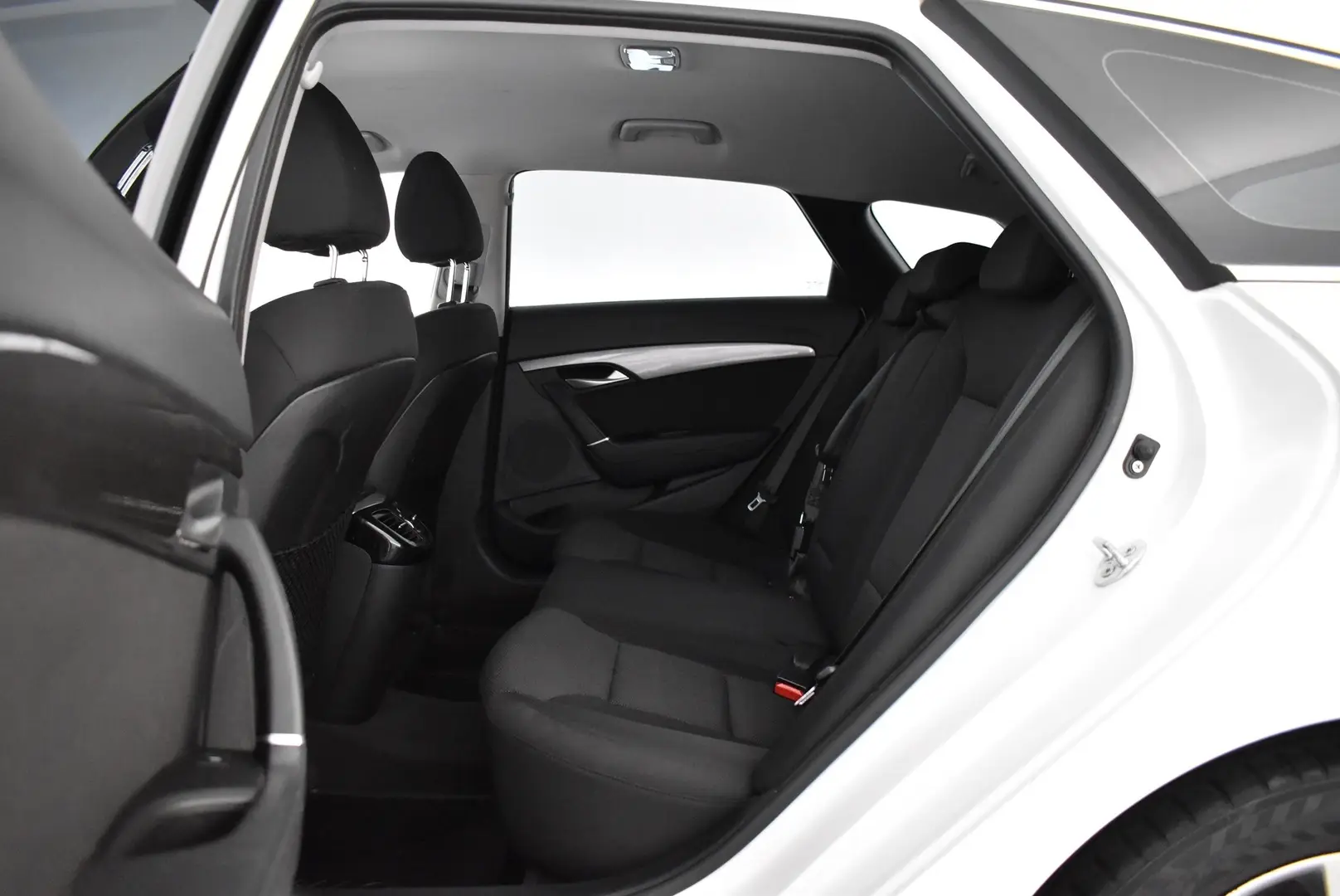 Car Image - 3Bk0uDz8ugWD73KE0cAIgG