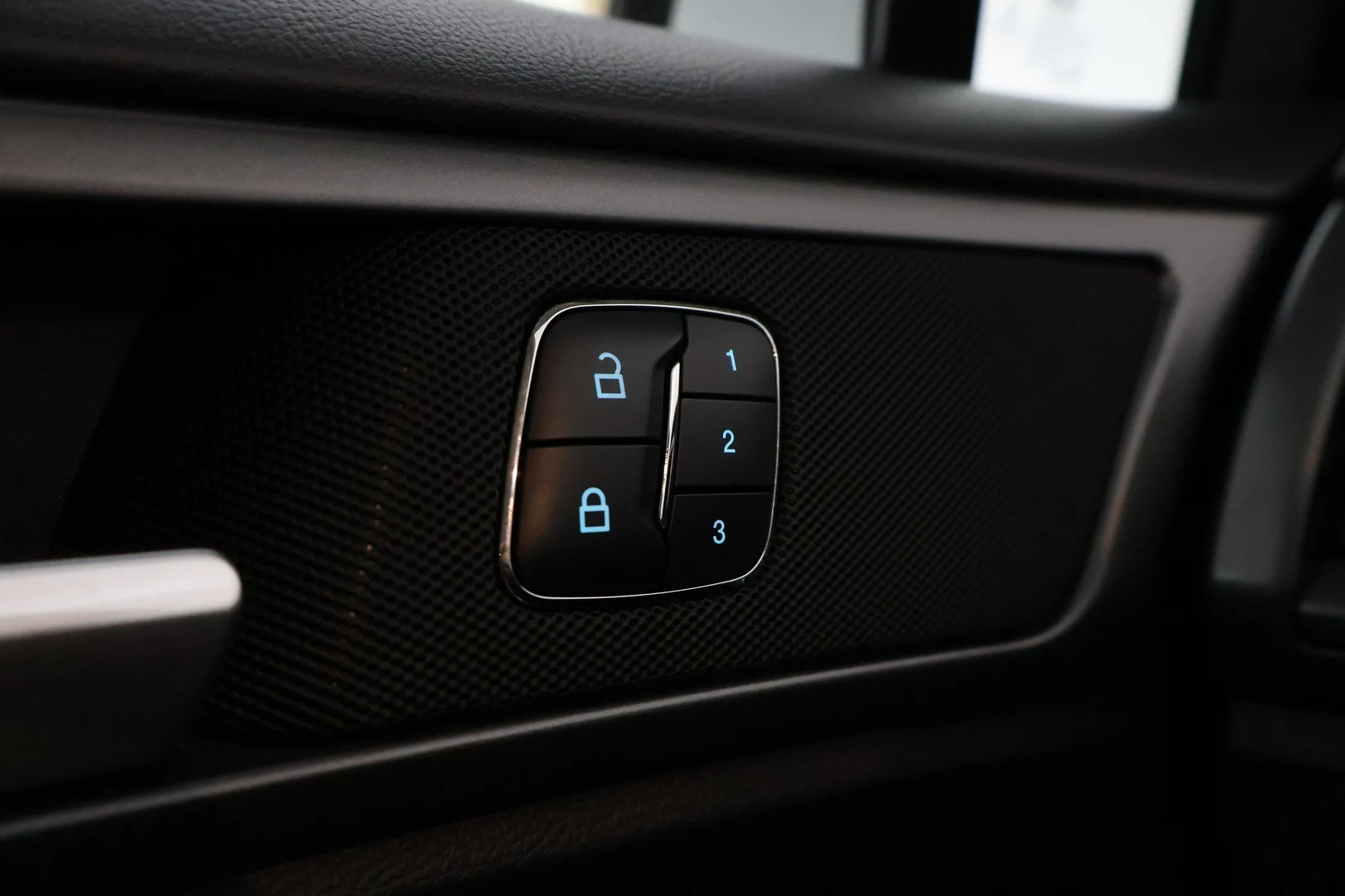 Car Image - 1NT8XPmdfDV97CmfzfgYyG