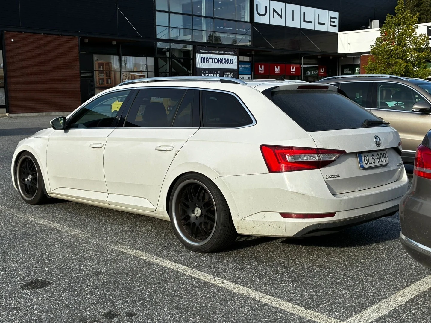 Car Image - 32c4PAQjVDuYAKhii97VKt