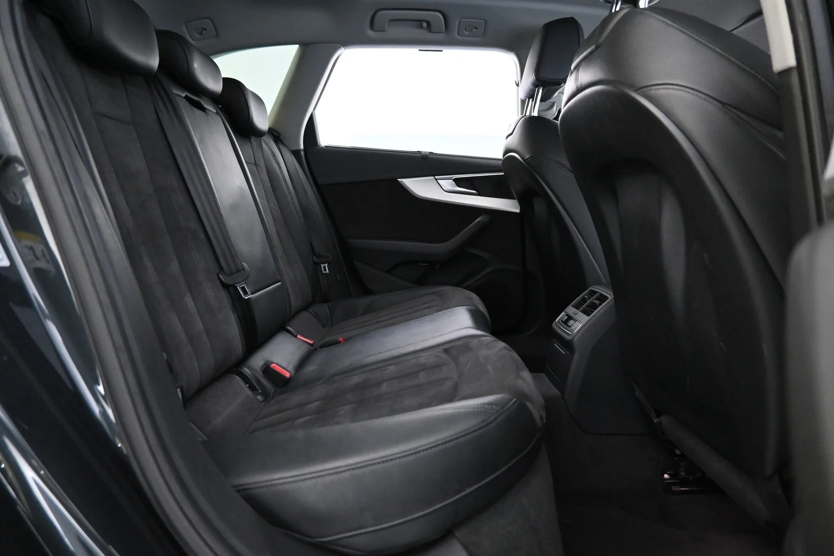 Car Image - 1YOdjLYm40KUFnFl4Q8UJx