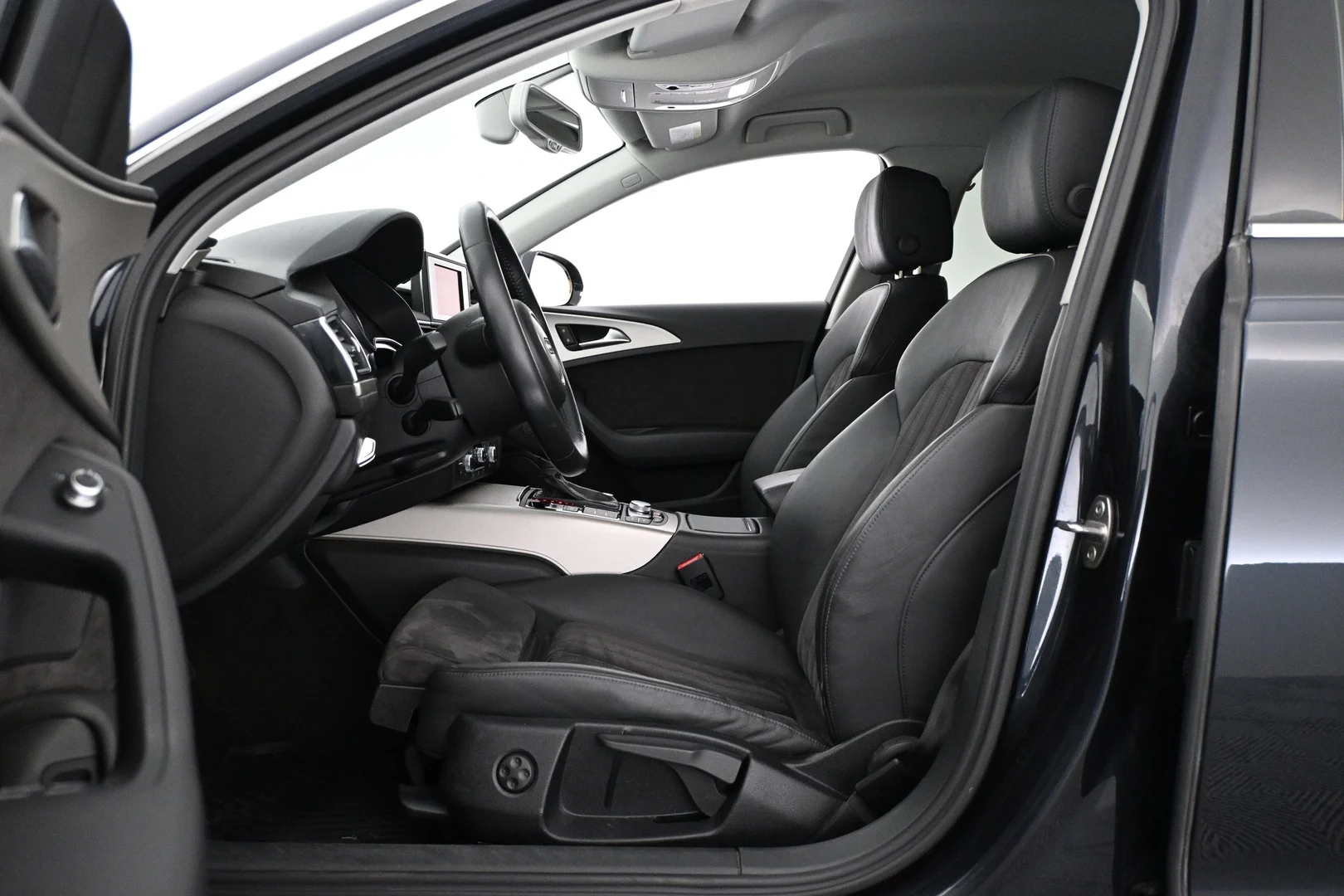 Car Image - 3Q2FsZDxp0vID2noj8DhUk