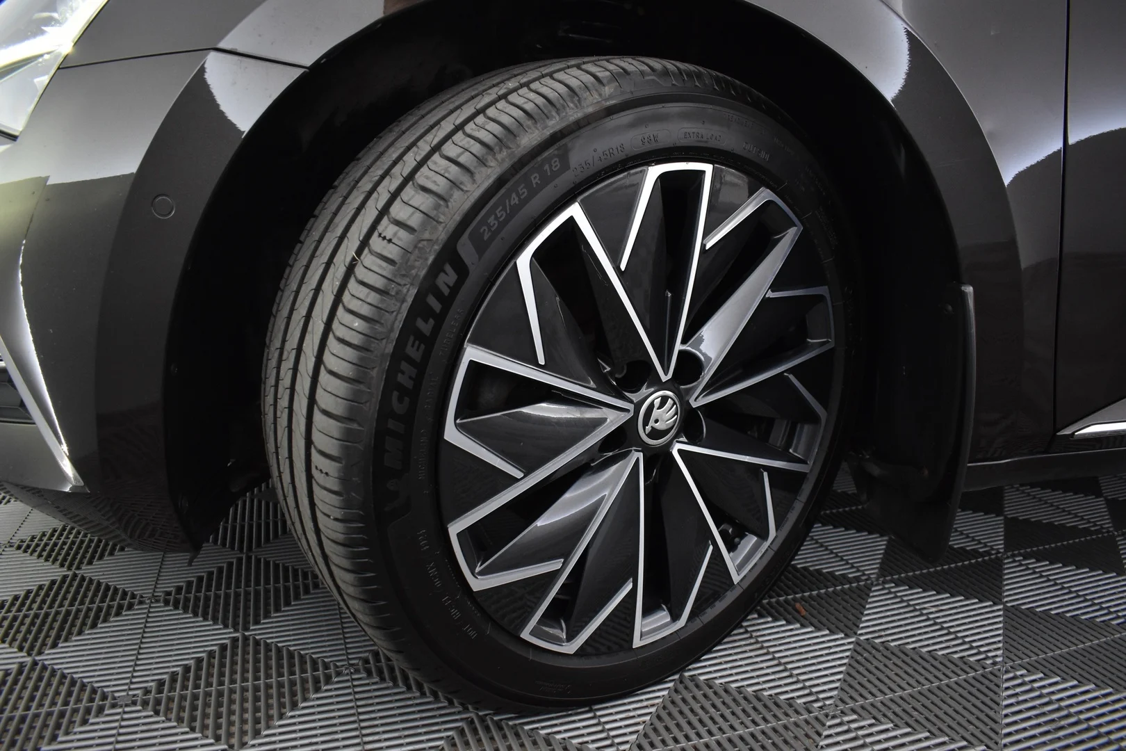 Car Image - 7CEwffoDRtcnlLTS1xLhfl