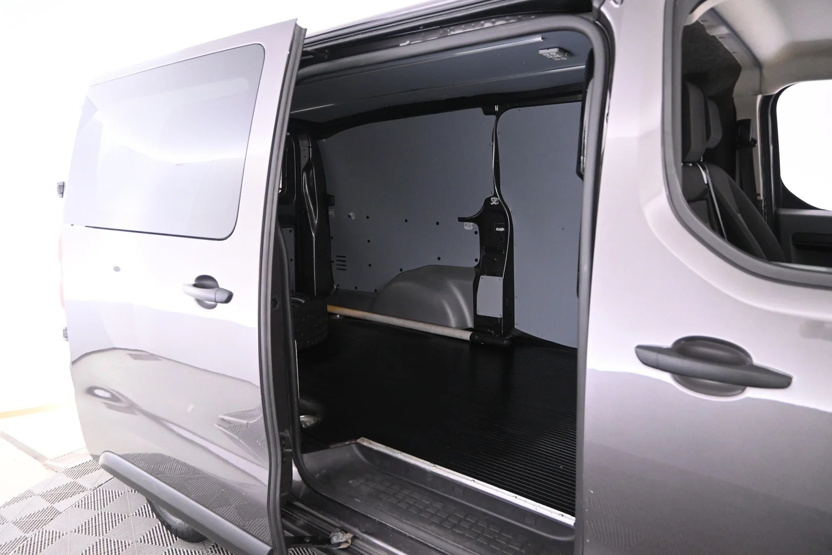 Car Image - 54n9neDxX7Dd7JbydJZxhR