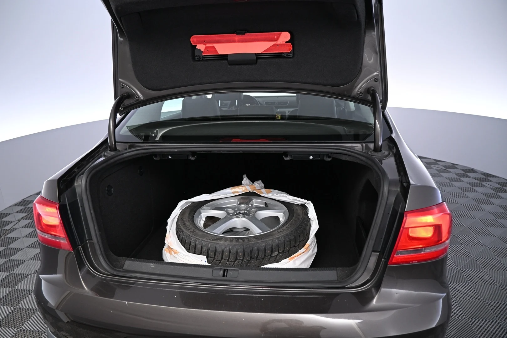 Car Image - 3HUhCJwAbvmNt3cJ9nppAJ