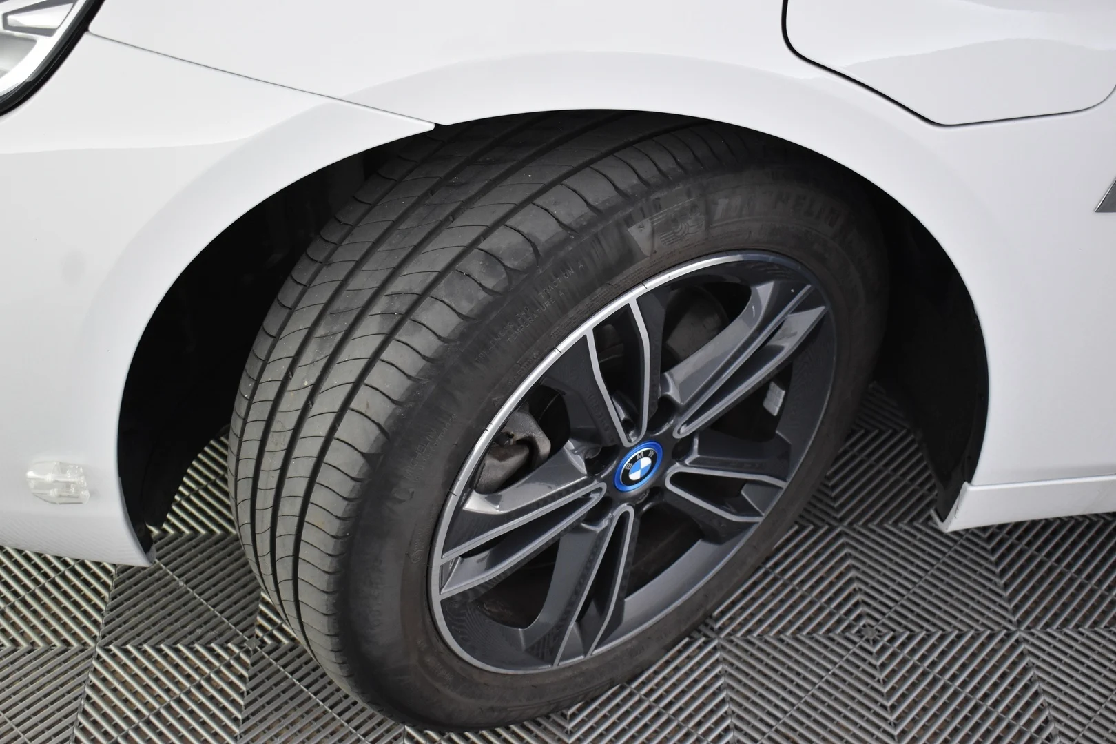 Car Image - 5P7VlIGcDAIPindE2jliFz