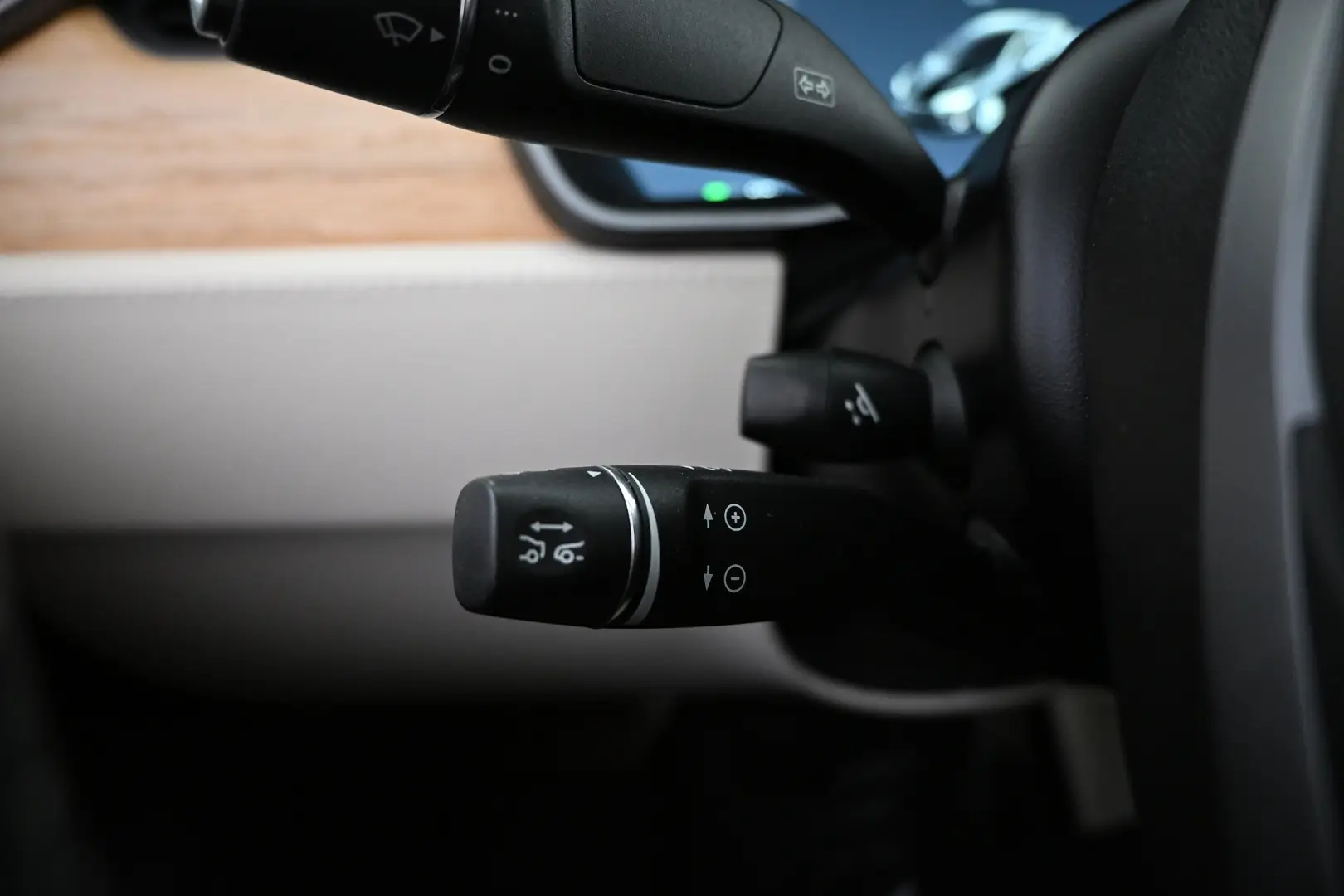 Car Image - 7v5E37ez4iaST2zpj2sleO