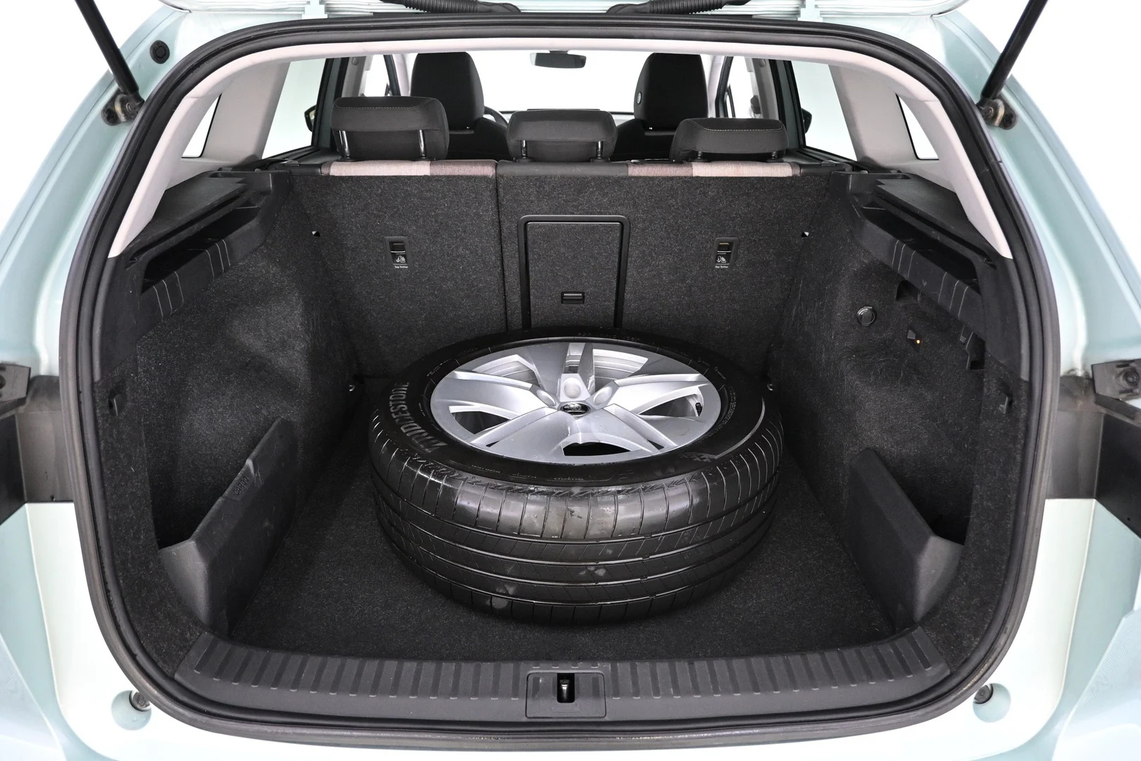 Car Image - c3Sl2OHwcOoI9r9ZKjoXY