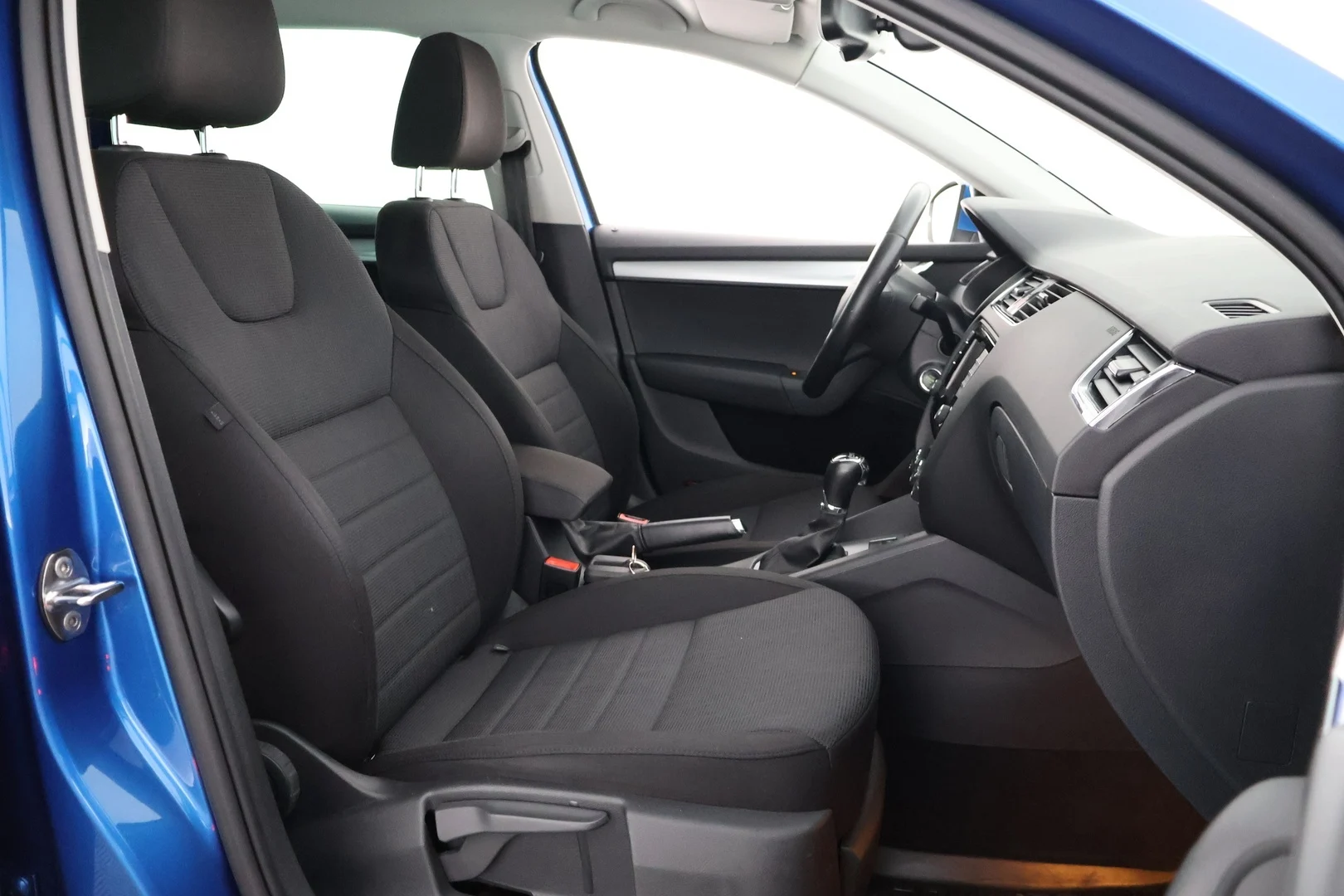 Car Image - 6Lm6AhTGhhcbybnQITl4iu