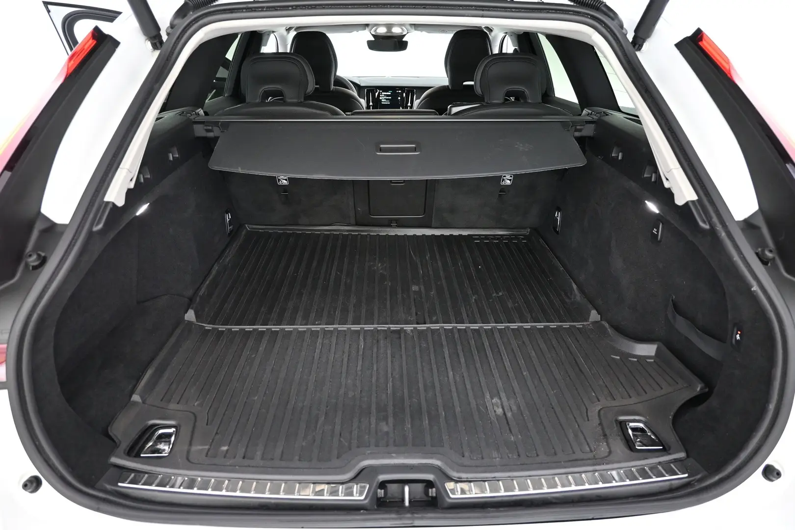 Car Image - CMT5f1eqVrs3em6o6Fxyu
