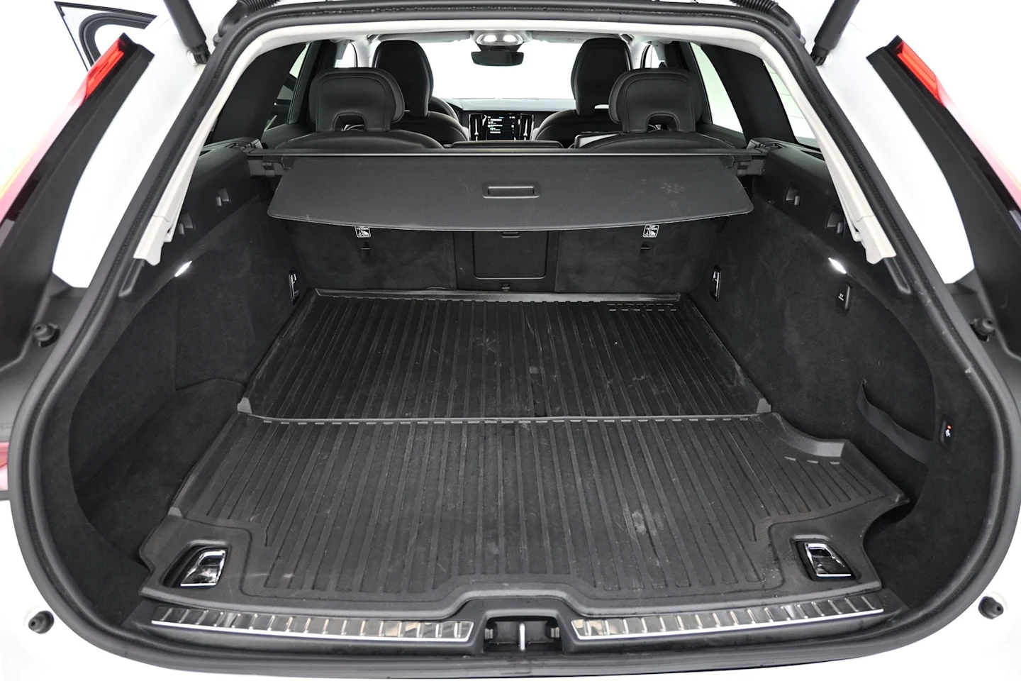 Car Image - CMT5f1eqVrs3em6o6Fxyu