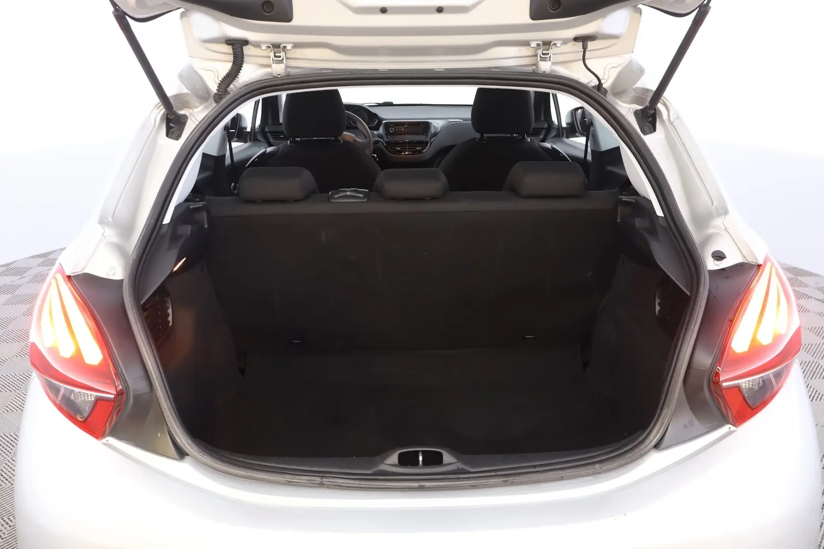 Car Image - 44NzPA0D3QfiutMr488Aqd
