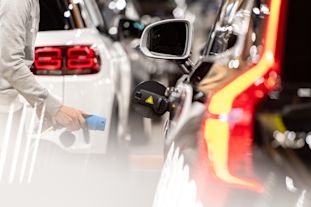 Sähköautojen sesonki ennätyskorkealla – Kysyntä tuplaantui