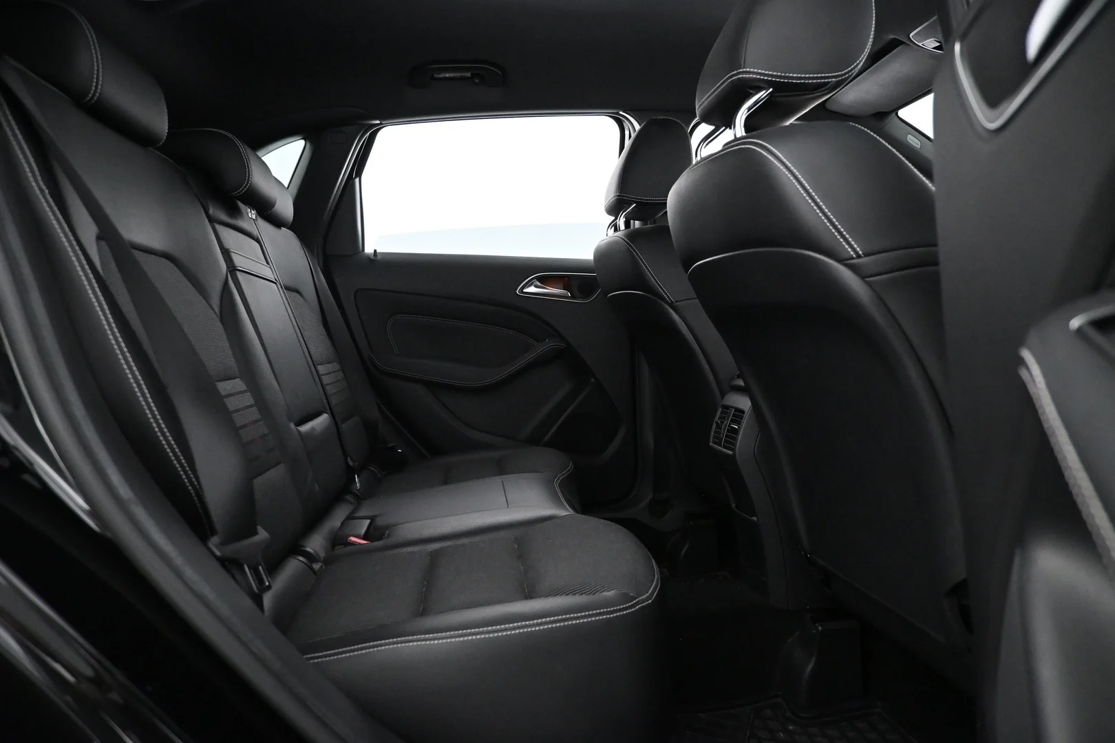 Car Image - vM1Cya0m979Ym4Qgnp8Tx