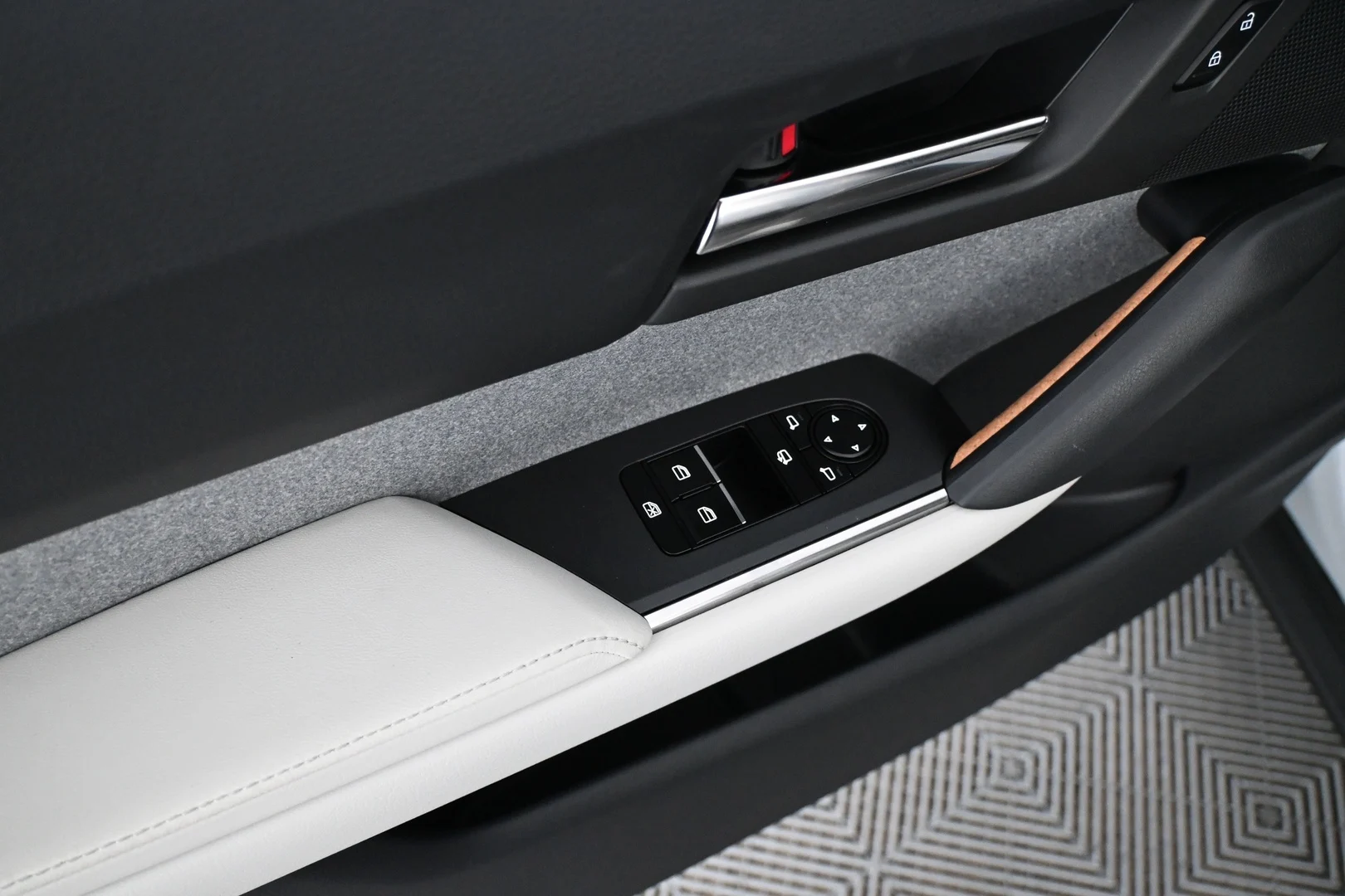 Car Image - 3I2dU3sMVBm30dTALtqTC0