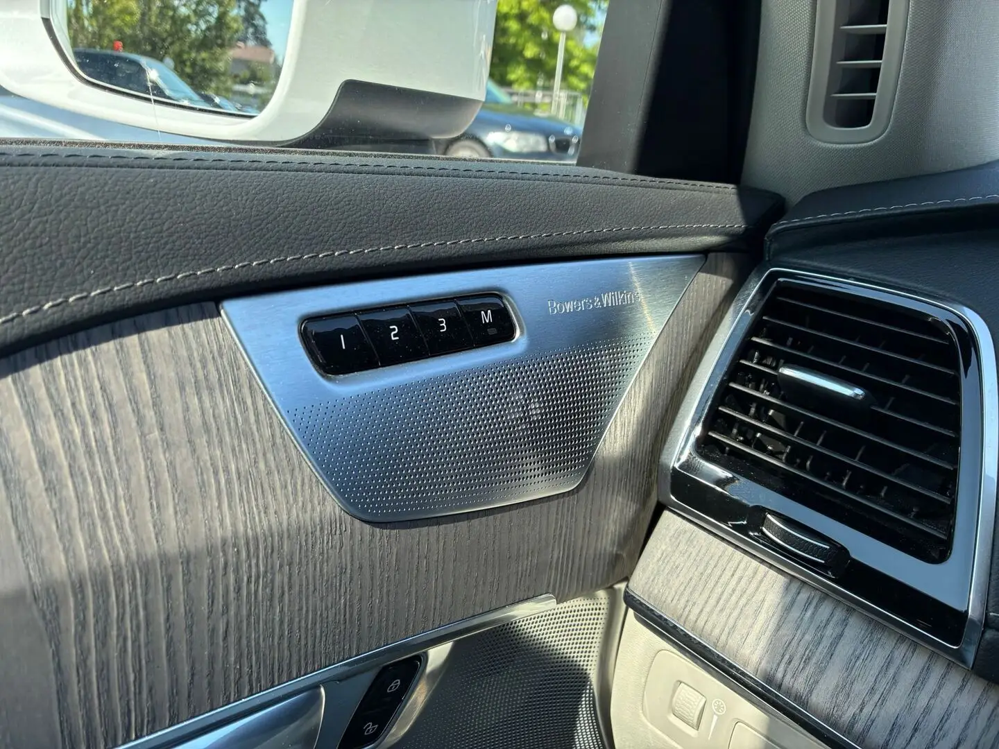 Car Image - 1uO82LuV8WuD8TvxIQ2VjJ