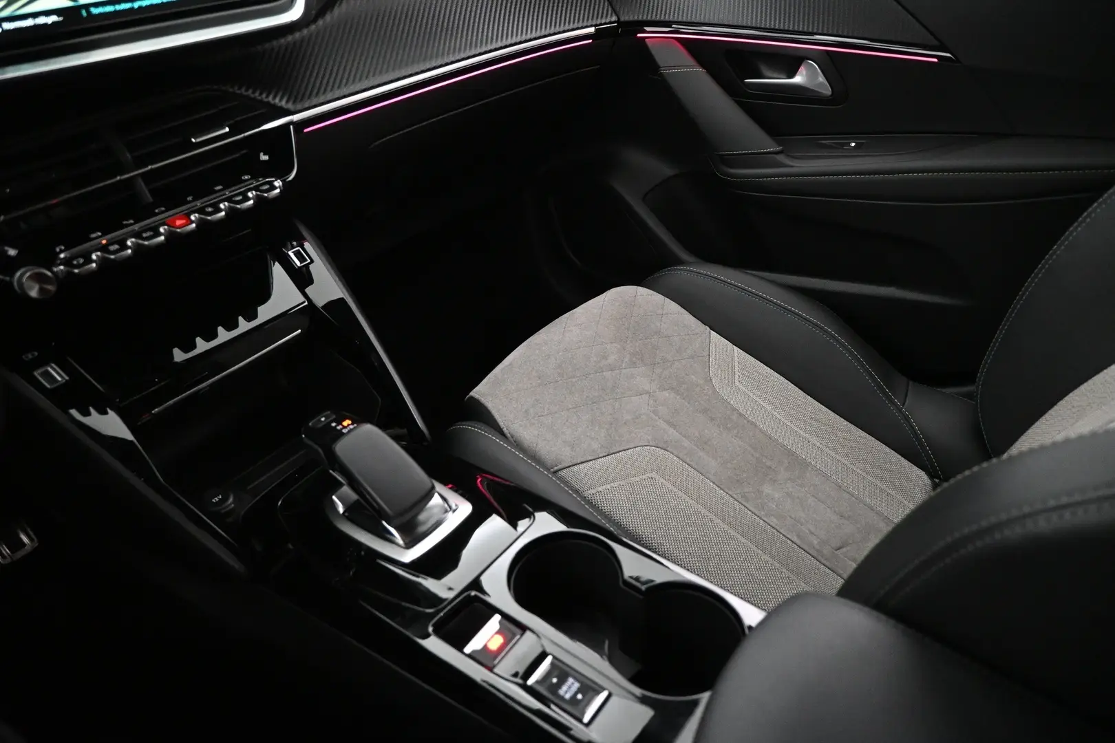 Car Image - Oyx9WXkBsVN8caE55q28K