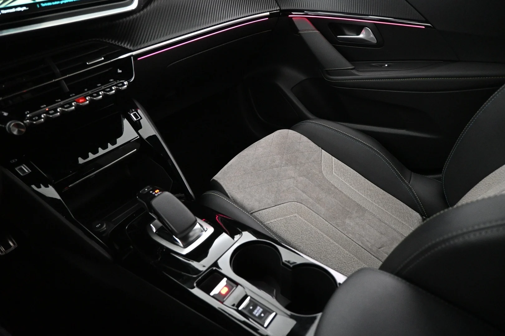 Car Image - Oyx9WXkBsVN8caE55q28K