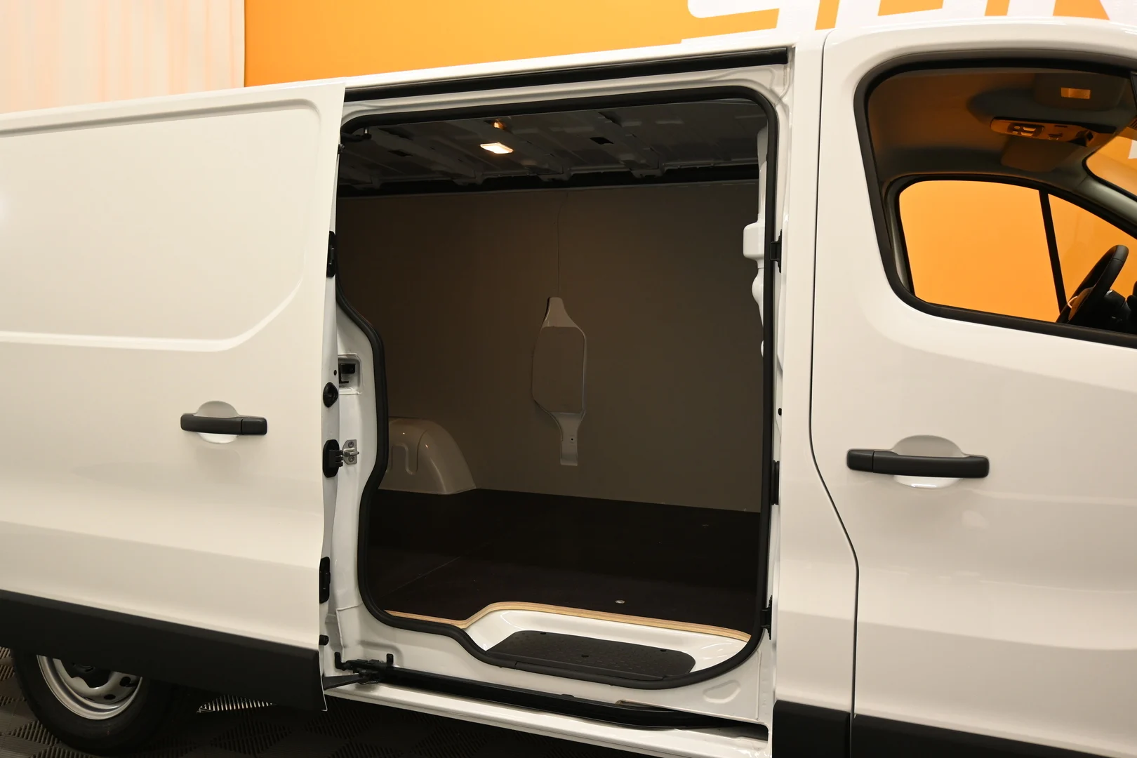 Car Image - l5oU9RhnTTcONWebnu87U