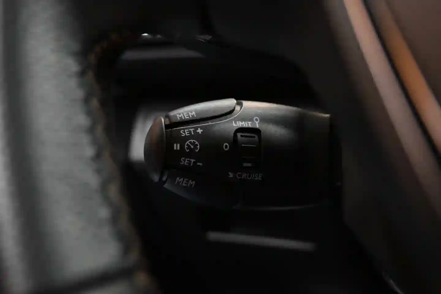 Car Image - 6OzM9BaLn2ZFmYSNowJ2ct
