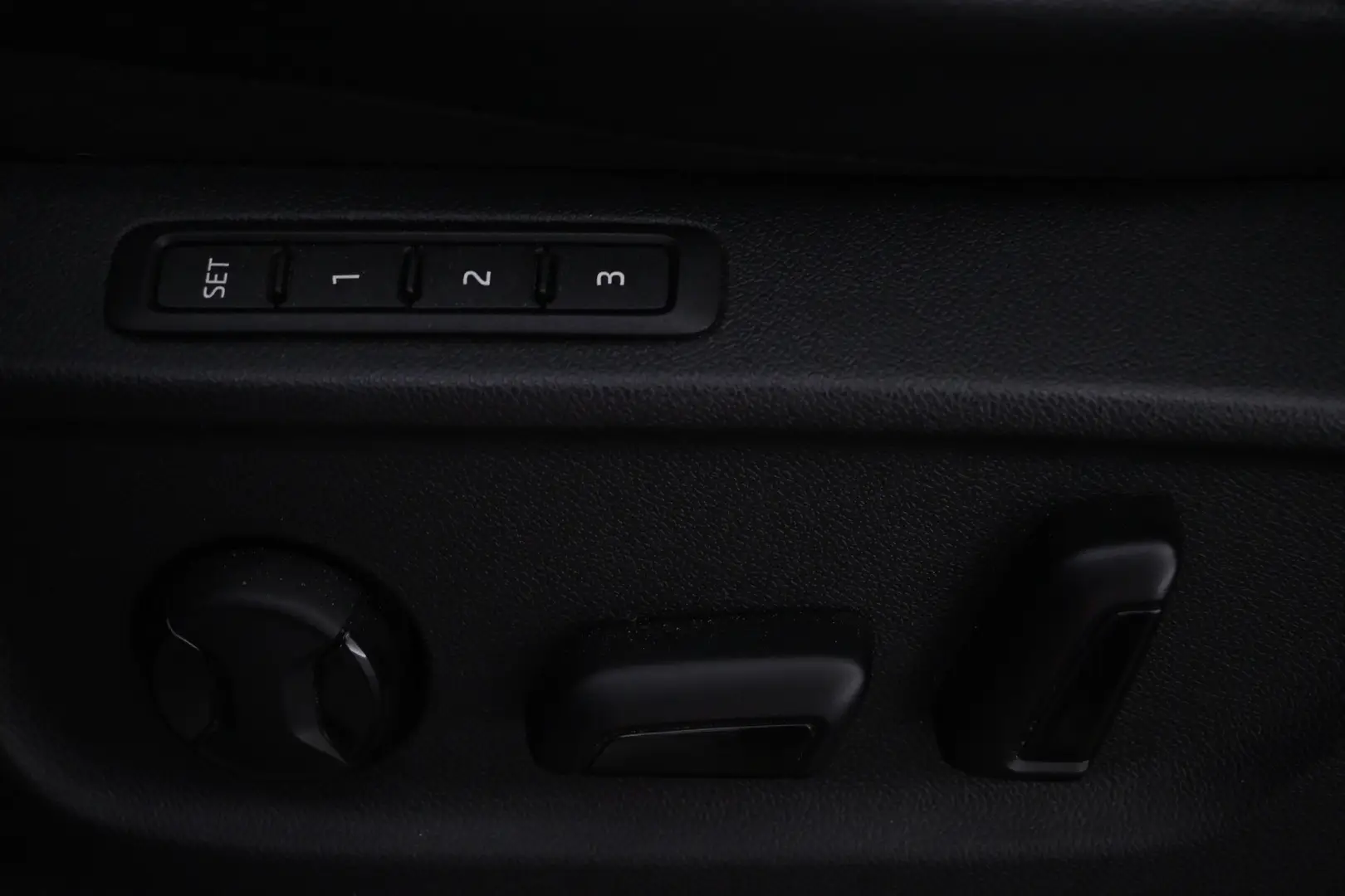 Car Image - 1Y4iDyslS0i4sURLlJblEF