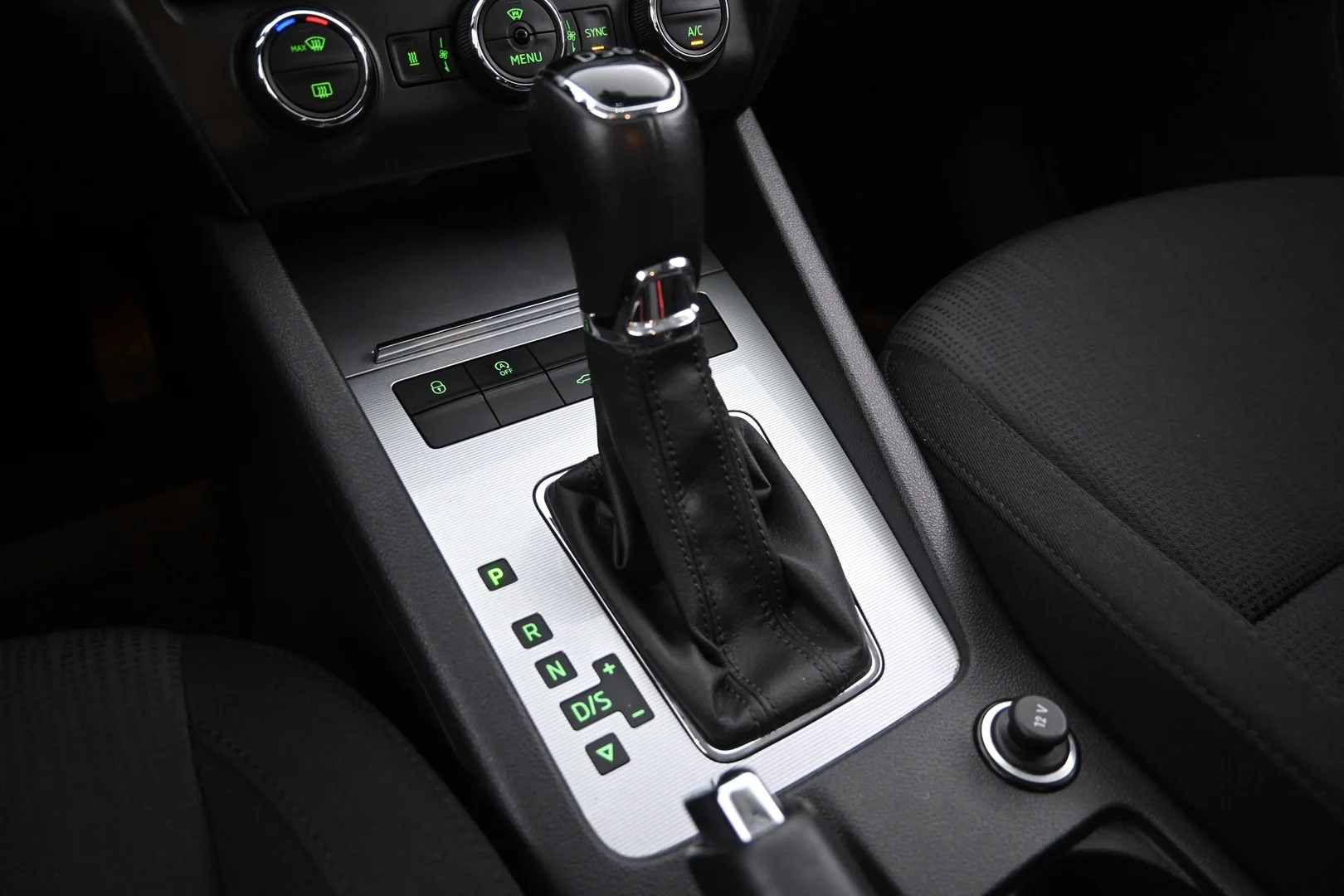 Car Image - 2jeUVmvuR6iexQilU8ESJT
