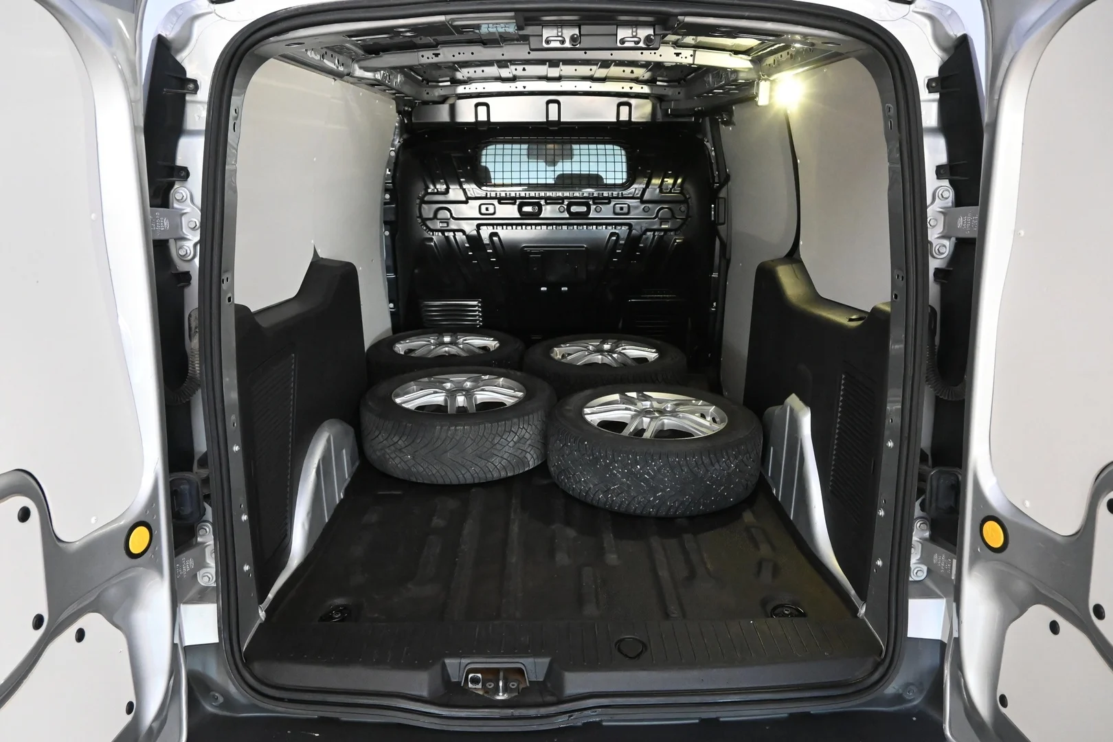 Car Image - x4MdXSkkFNh1zgKCjJp1a
