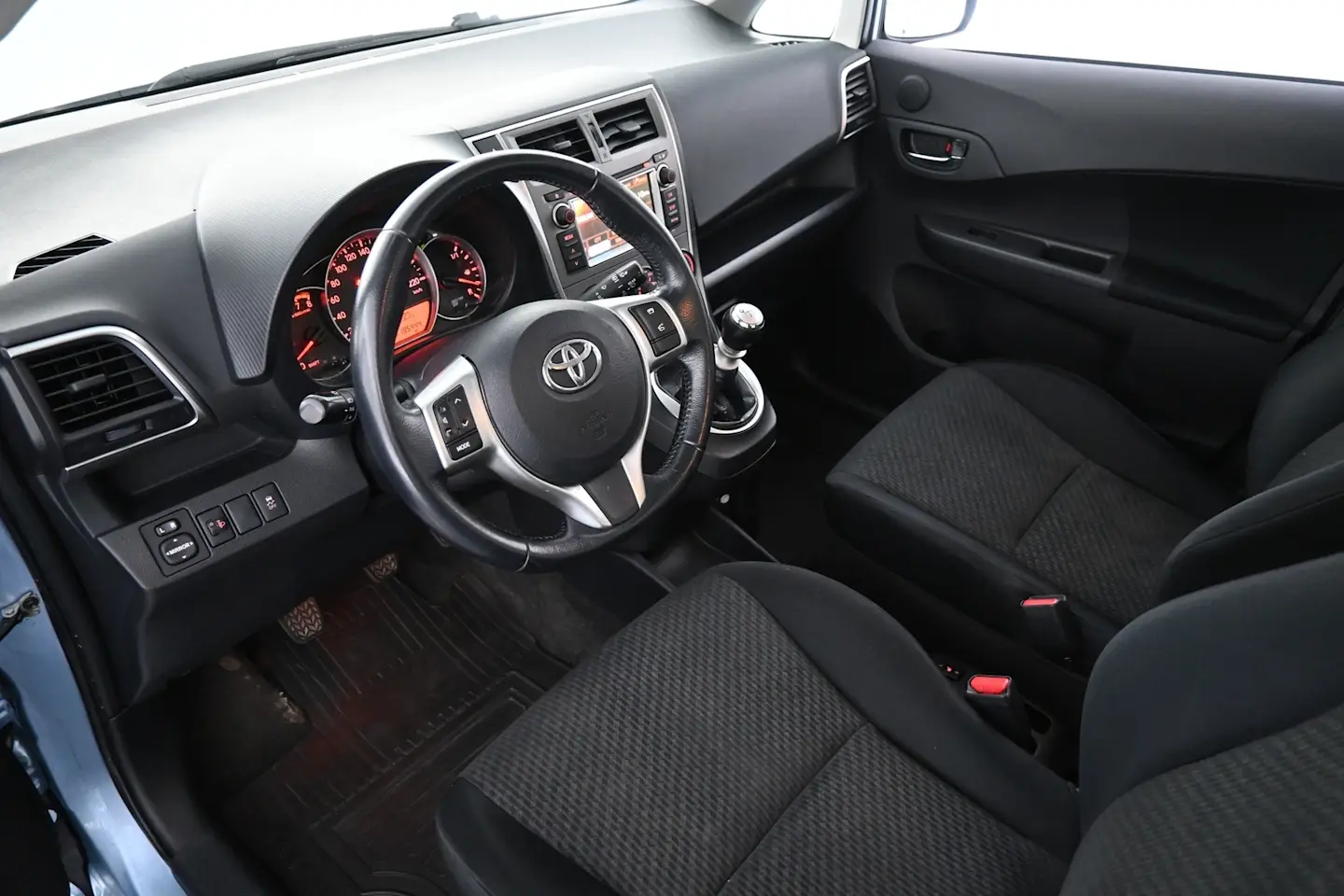 Car Image - 102m9H8HpcrtDeaxpiWeiK